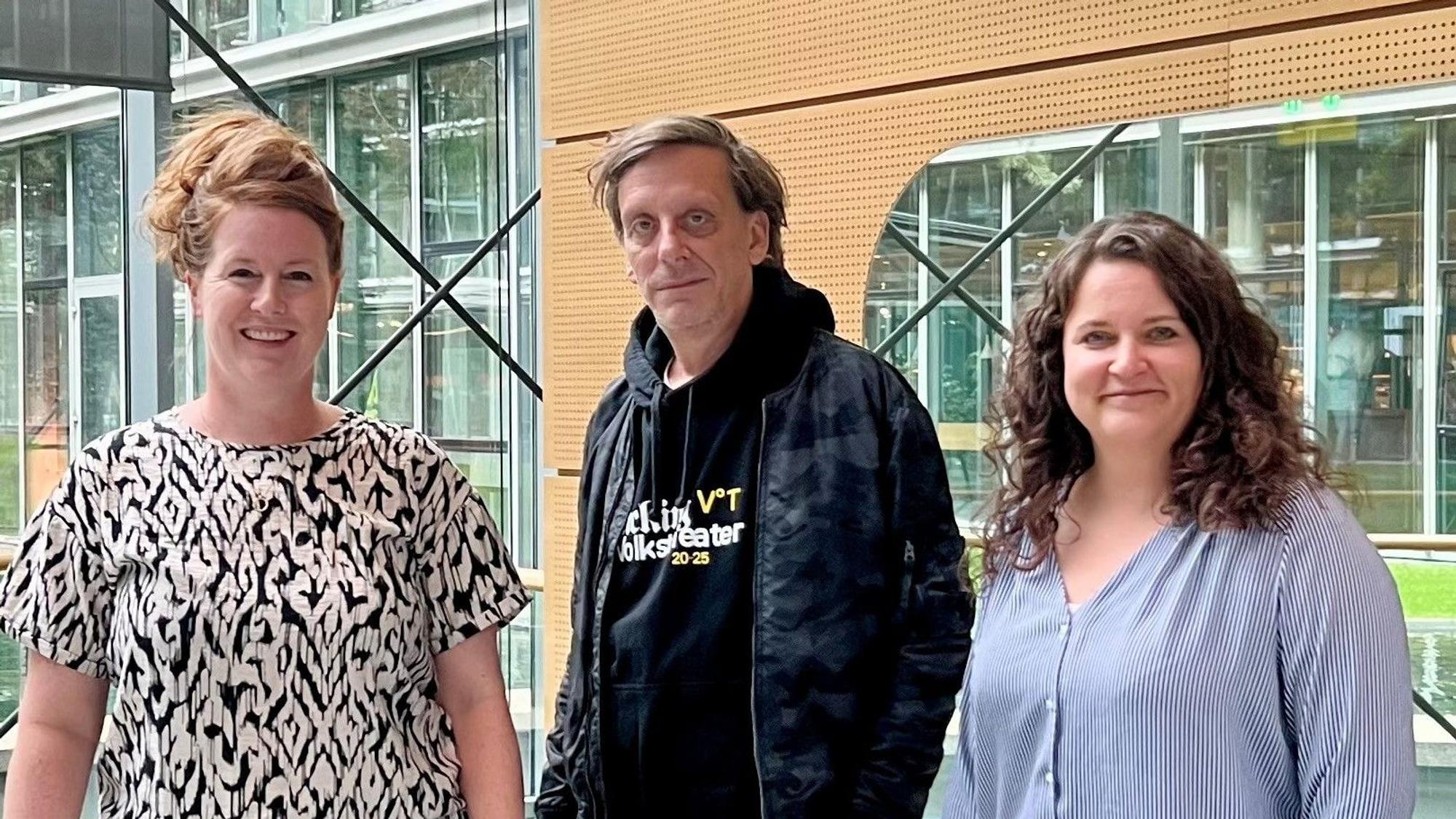 Kay Voges beim Besuch des „Kölner Stadt-Anzeiger“ mit Sarah Brasack (l.) und Anne Burgmer