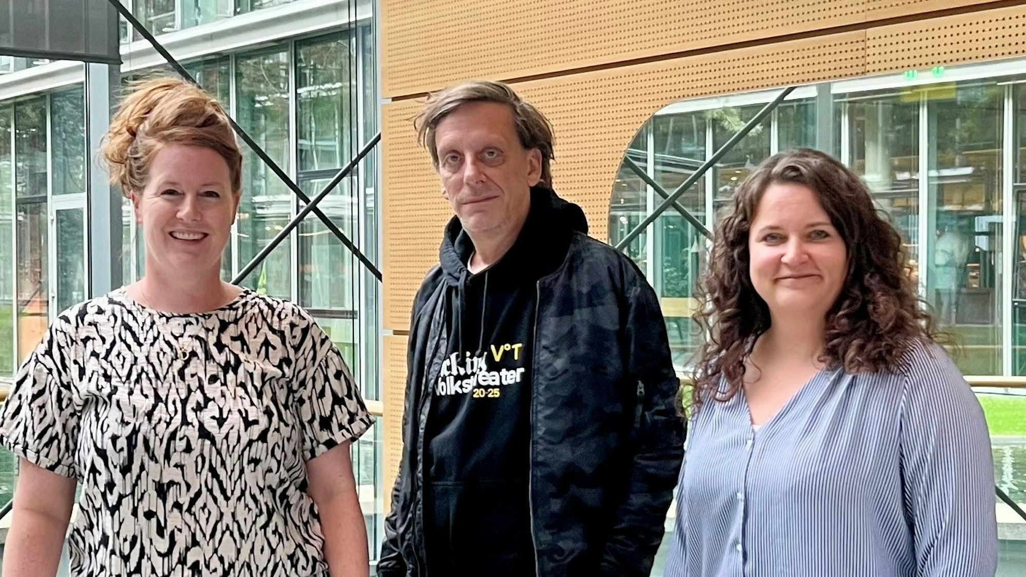 Kay Voges beim Besuch des „Kölner Stadt-Anzeiger“ mit Sarah Brasack (l.) und Anne Burgmer