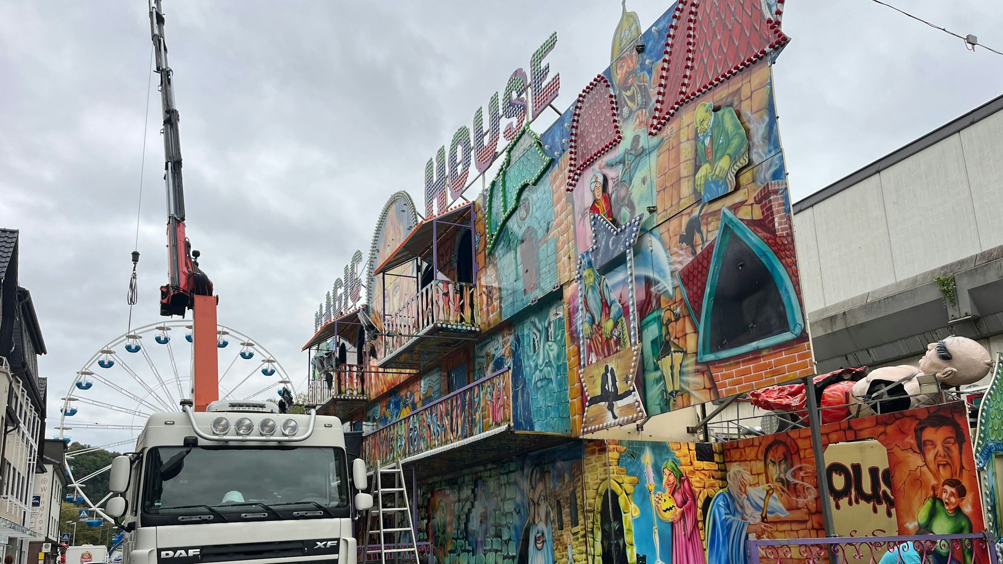Der Aufbau der Eitorfer Kirmes beginnt am Dienstagabend, am Donnerstag herrscht reges Treiben, Chaos gibt es nicht. Für den Aufbau des „Magic house“ ist ein Kran notwendig.
