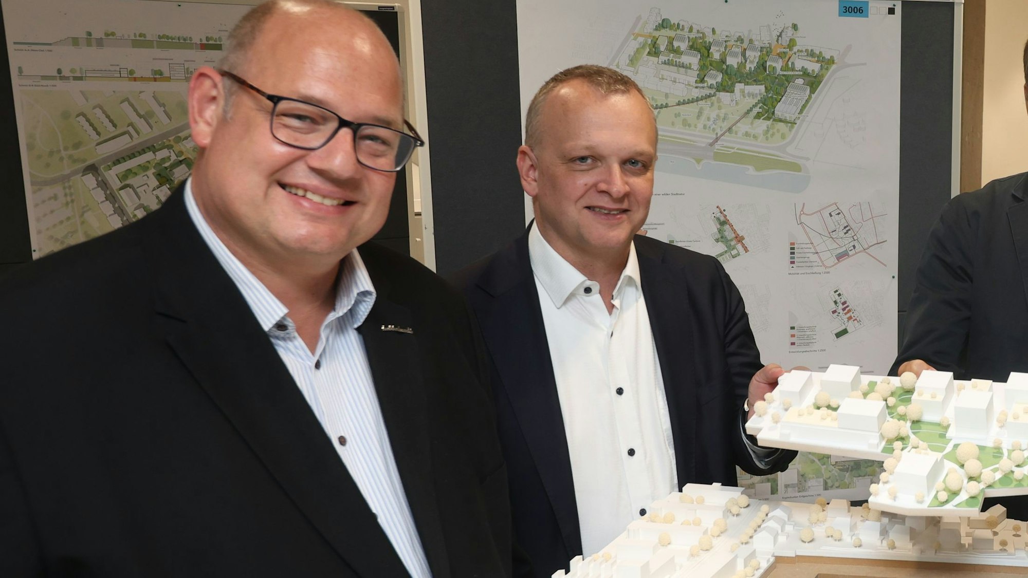 Stefan Hebbel und Björn Krischick mit dem Modell des Campus Niederfeldstraße