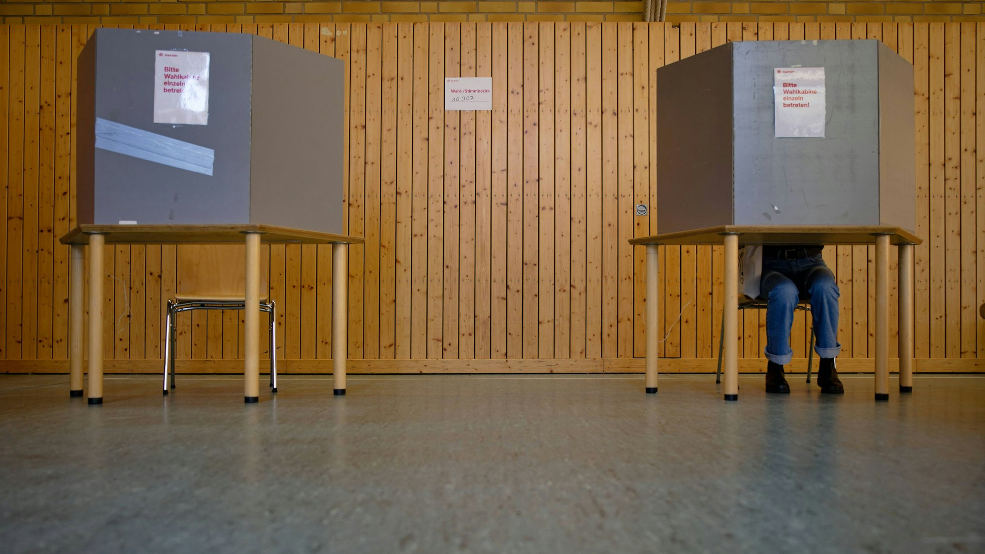 Eine Wahlberechtigte gibt bei der Kommunalwahl vor zwei Wochen ihre Stimmen ab.