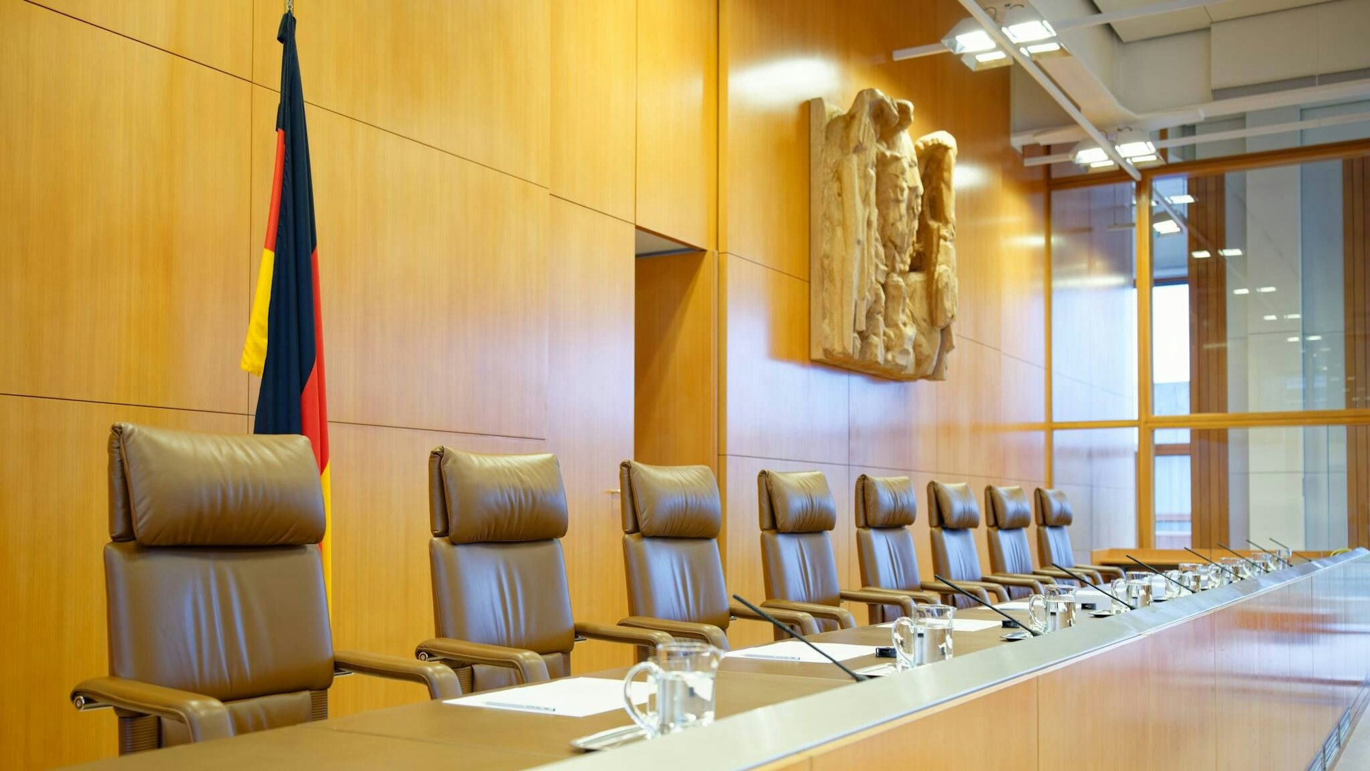 Auf diesen Stühlen verhandeln die Richterinnen und Richter am Bundesverfassungsgericht. (Symbolfoto).