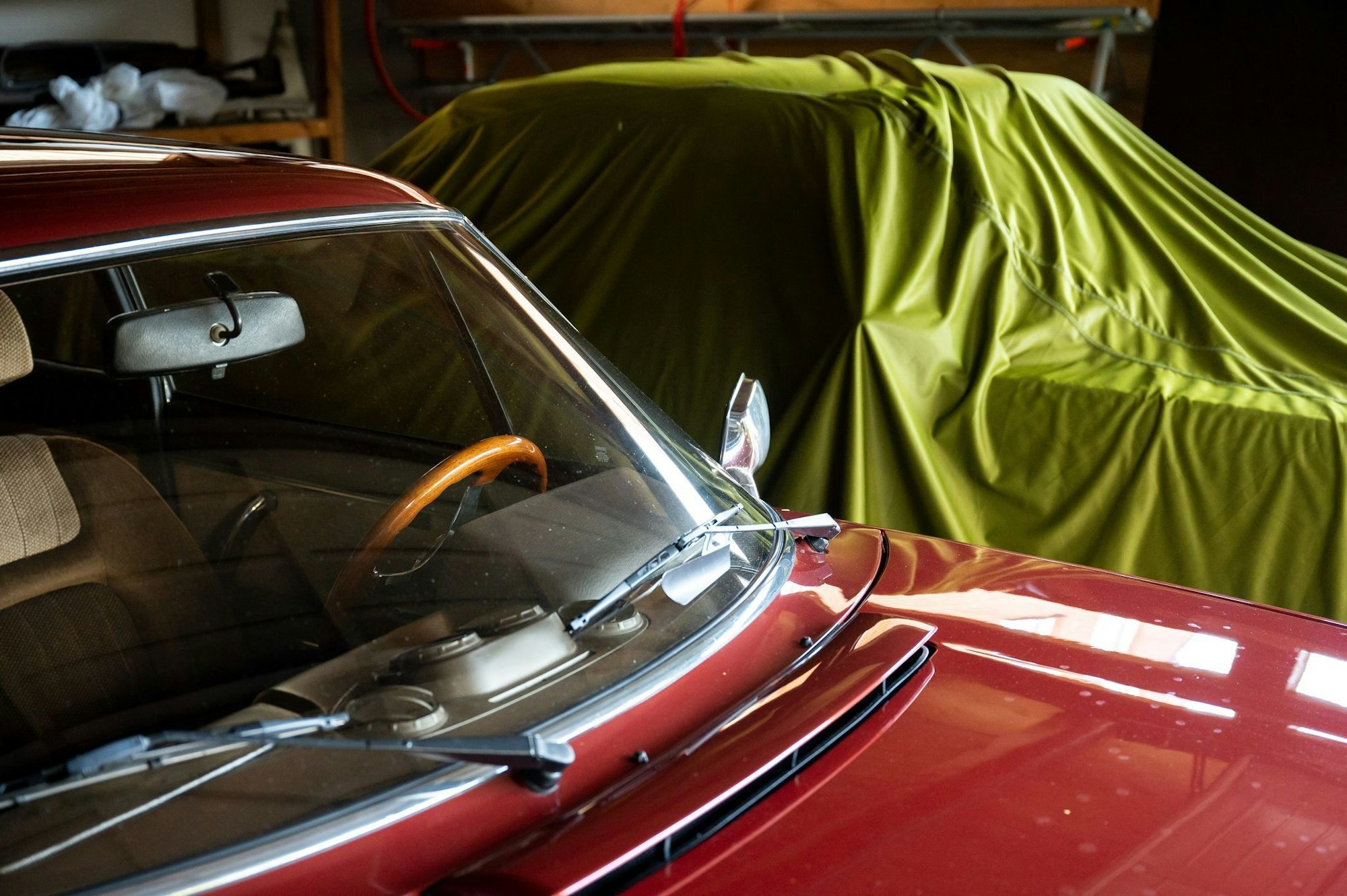 Pflege und Schutz: Gründliche Reinigung, geeignete Pflegemittel und atmungsaktive Abdeckhüllen bewahren den Oldtimer im Winter.