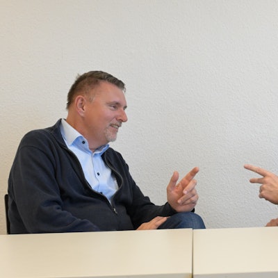 CDU-Kandidat Michael Eyer (l) und Hans Schlömer (SPD) sprechen über Gemeinsamkeiten und Unterschiede.