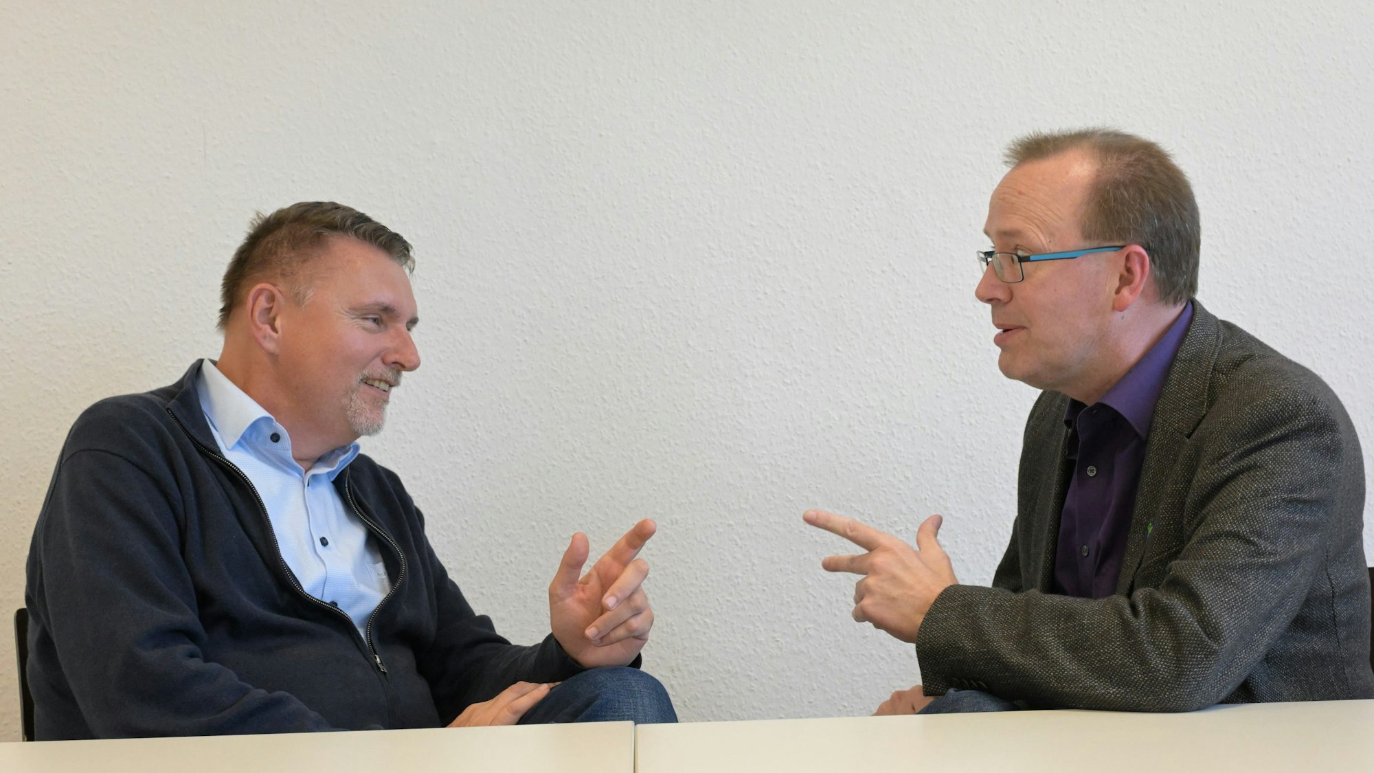 CDU-Kandidat Michael Eyer (l) und Hans Schlömer (SPD) sprechen über Gemeinsamkeiten und Unterschiede.