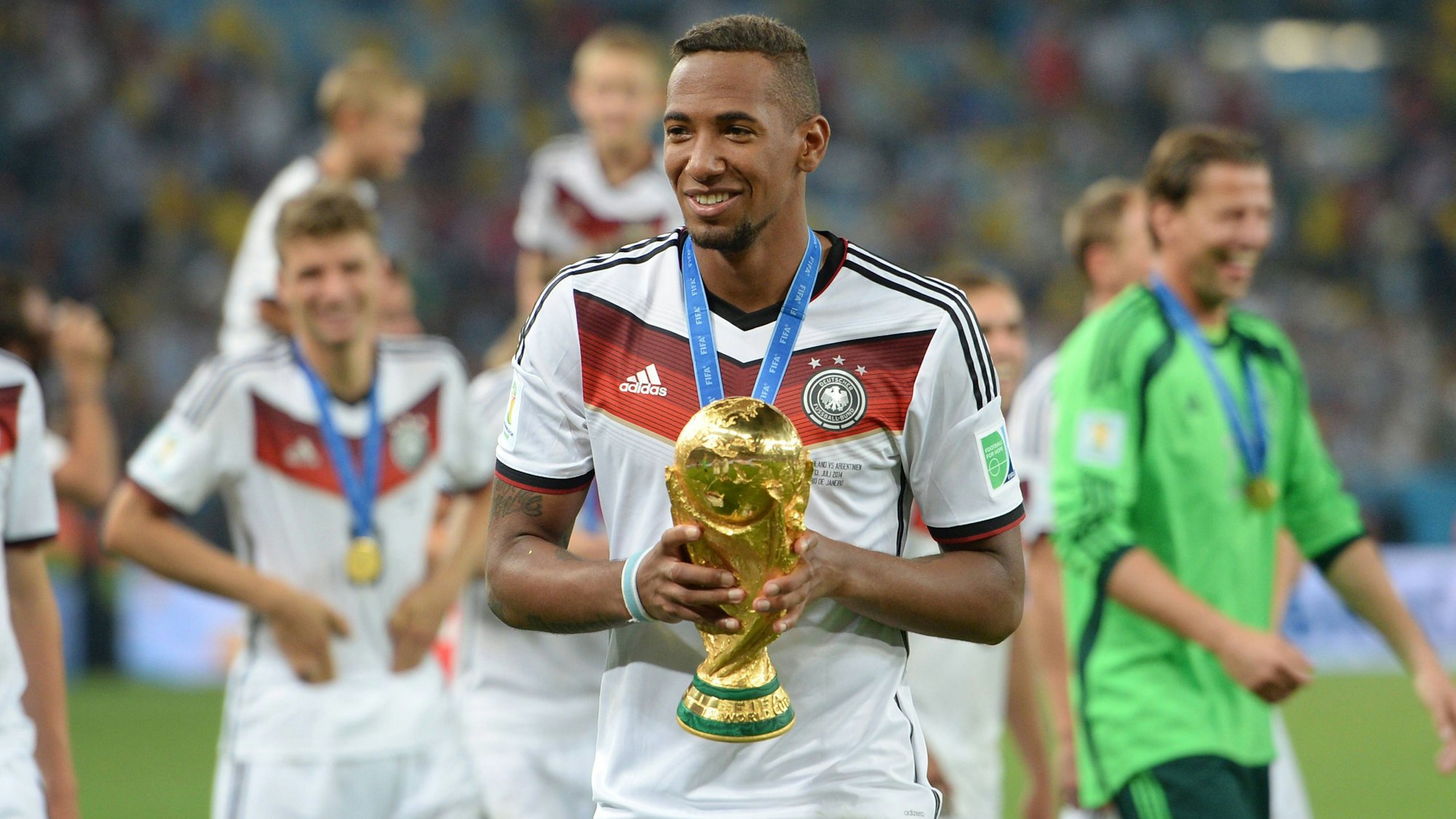 Jérôme Boateng mit dem WM-Pokal.