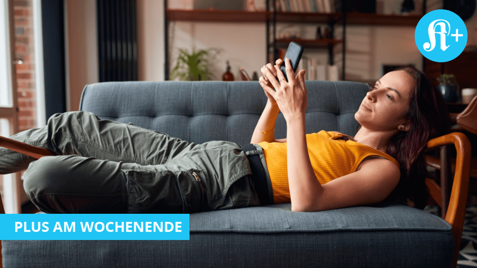 Illustration: Eine Frau liegt in einem Liegestuhl, sie trägt Sonnenbrille und Kopfhöre. In der Hand hält sie ein Tablet