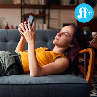 Illustration: Eine Frau liegt in einem Liegestuhl, sie trägt Sonnenbrille und Kopfhöre. In der Hand hält sie ein Tablet