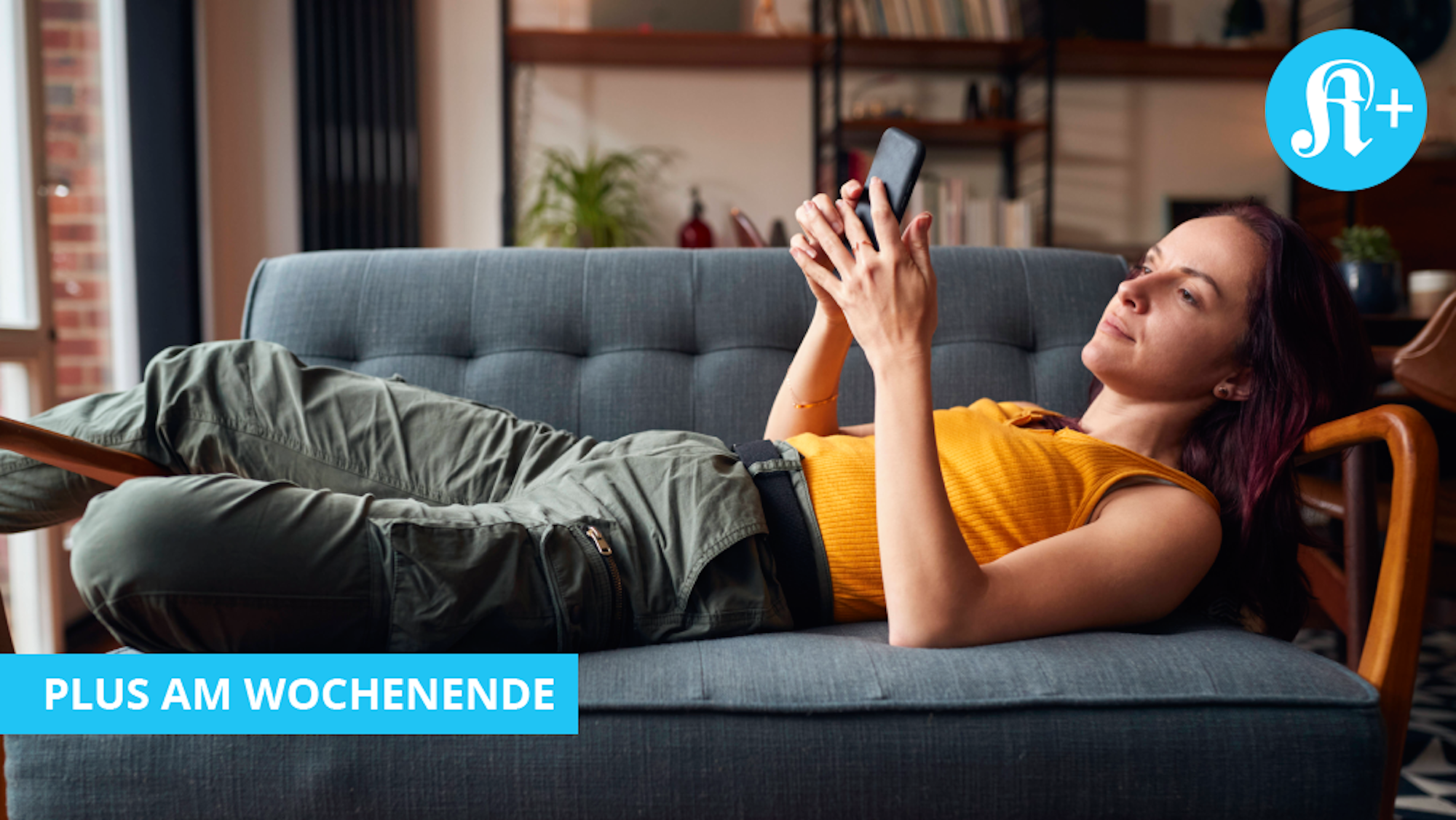 Illustration: Eine Frau liegt in einem Liegestuhl, sie trägt Sonnenbrille und Kopfhöre. In der Hand hält sie ein Tablet