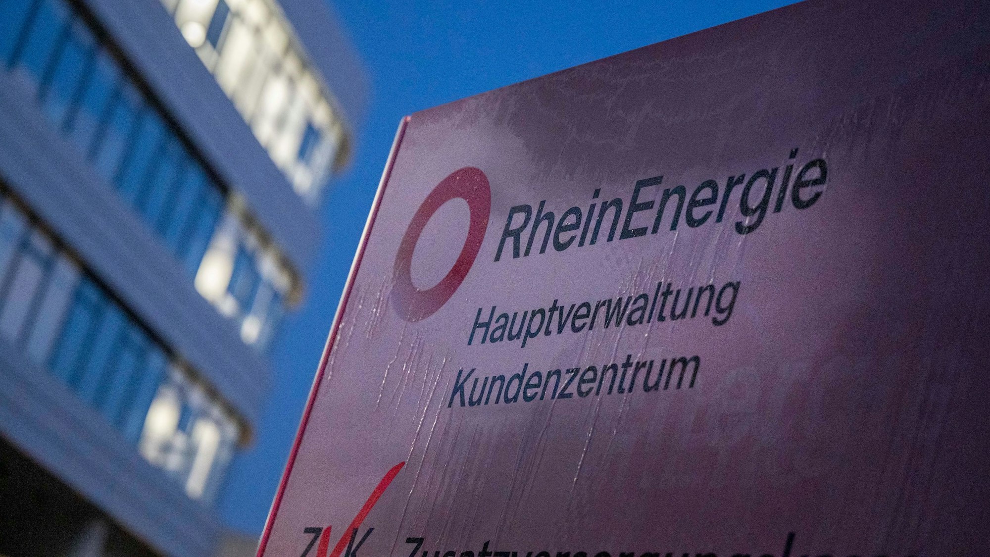 Die Zentrale der Rhein Energie AG am Parkgürtel am Abend. (Symbolbild)