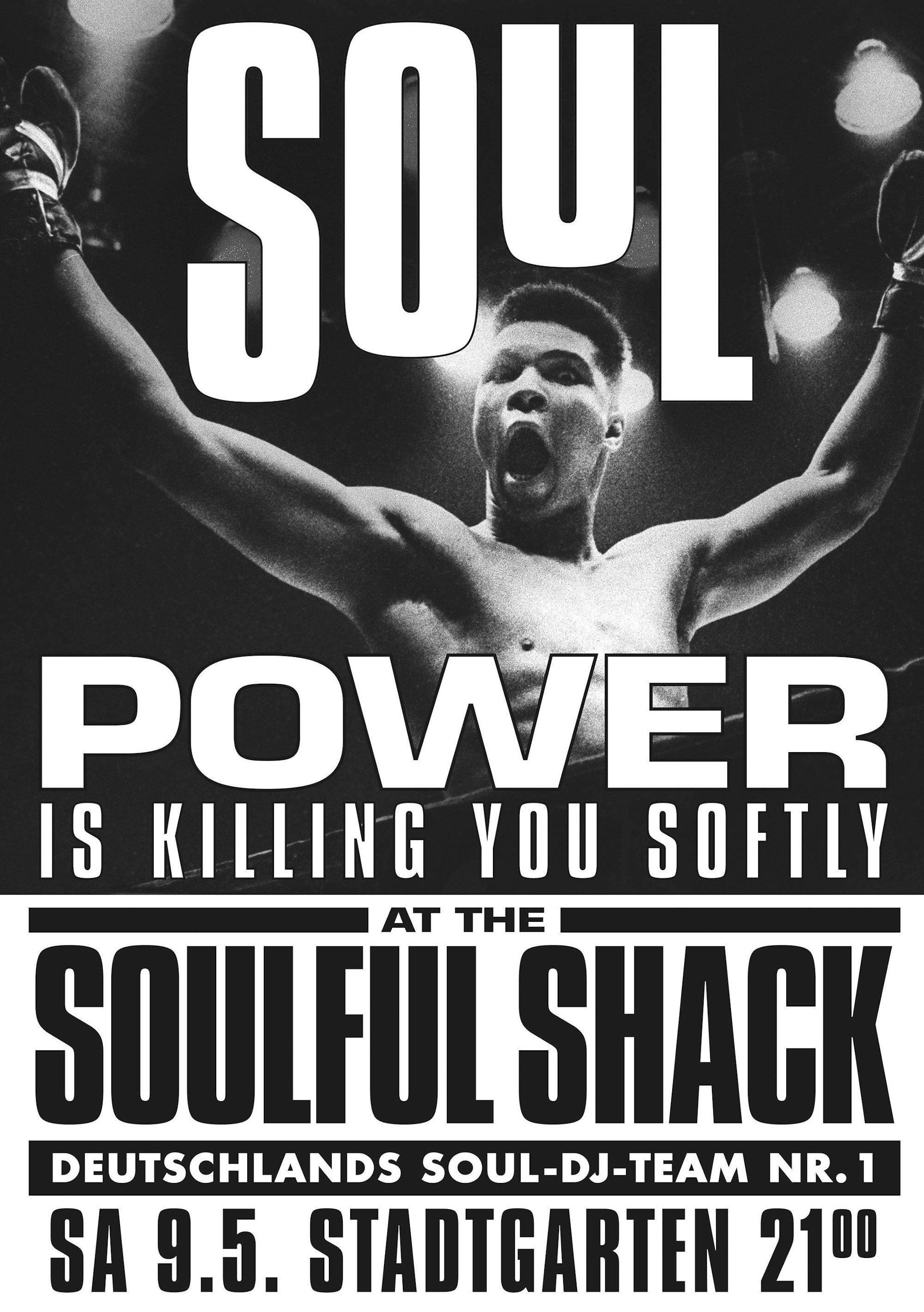 Das Plakat mit dem Slogan "Soul Power is killing you softly" zeigt Muhammad Ali nach einem Sieg im Ring.