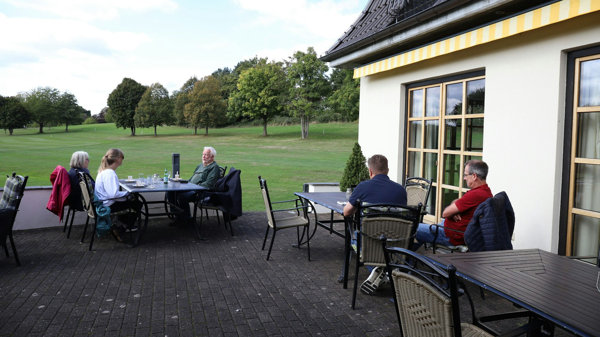 Der Blick von der Terrasse geht auf das Grün des Golfplatzes.