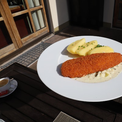 Das Golf Course Bonn Restaurant am Gut Großenbusch in Sankt Augustin-Niederpleis bietet gutbürgerliche, frisch zubereitete Küche und einen Mittagstisch für 11,50 Euro.