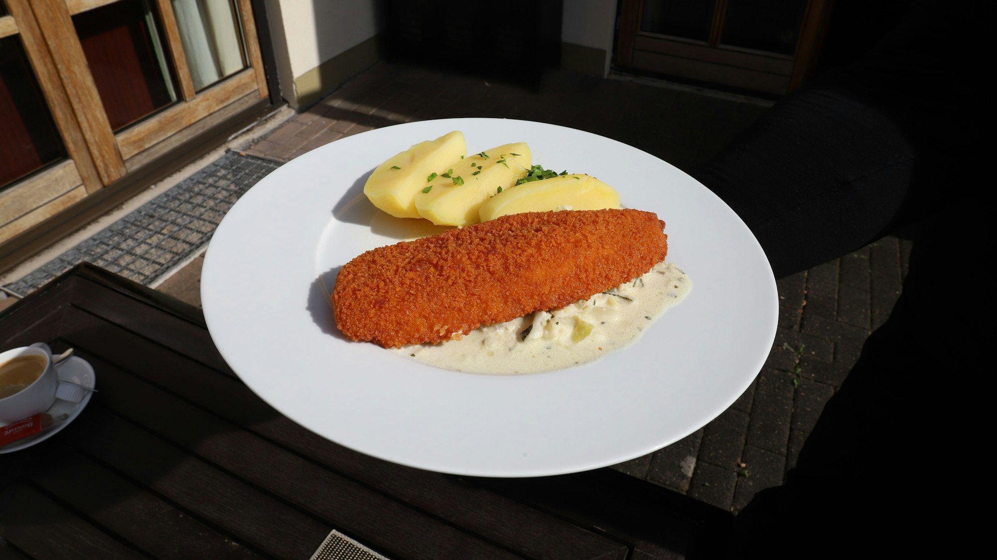 Das Golf Course Bonn Restaurant am Gut Großenbusch in Sankt Augustin-Niederpleis bietet gutbürgerliche, frisch zubereitete Küche und einen Mittagstisch für 11,50 Euro.