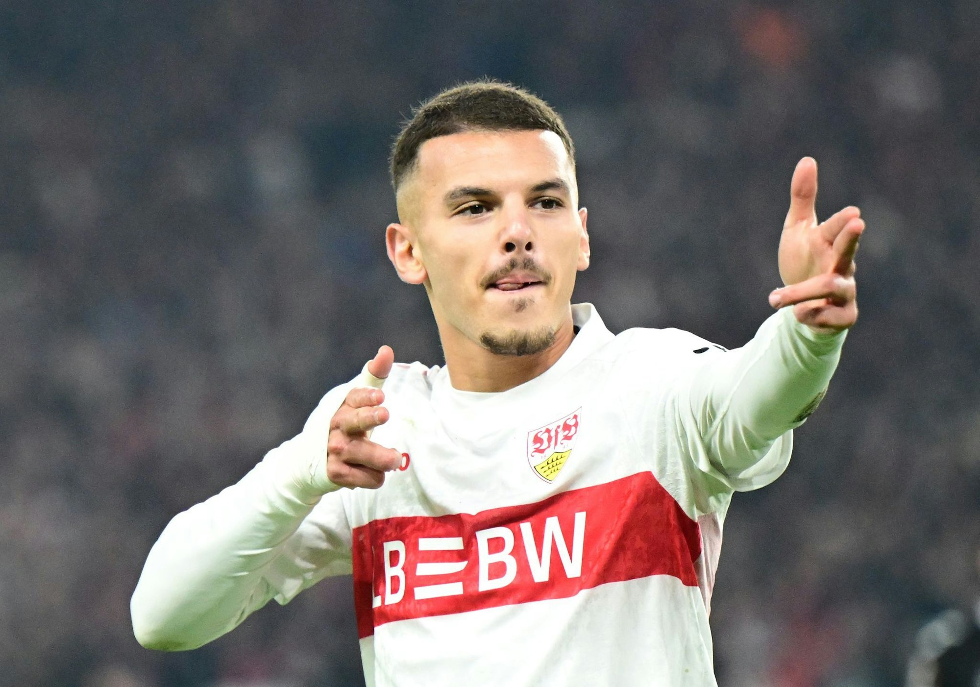 Badredine Bouanani durfte über sein Tor für den VfB Stuttgart jubeln - dank einer Vorlage von Torwart Alexander Nübel.