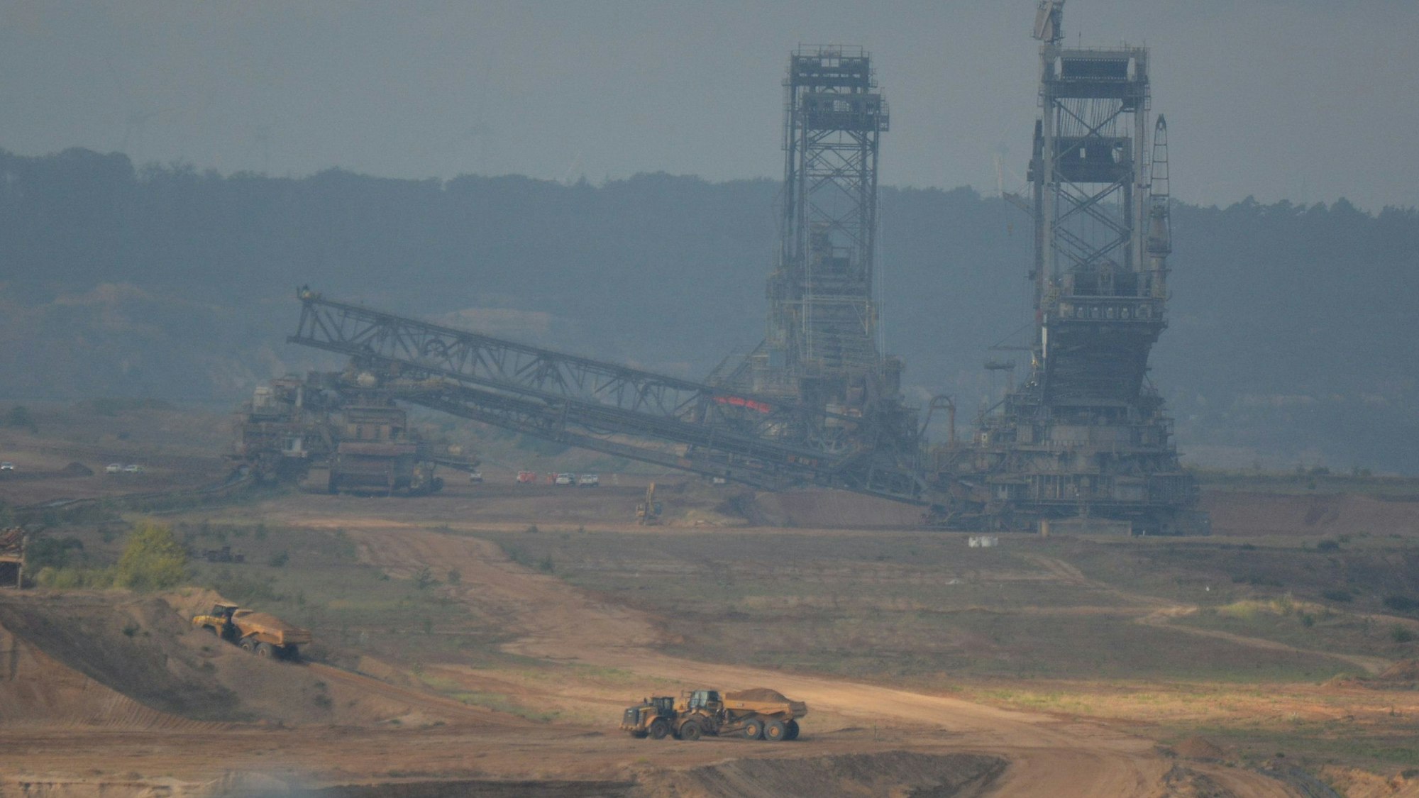 Das Bild zeigt einen Bagger im Tagebau Hambach