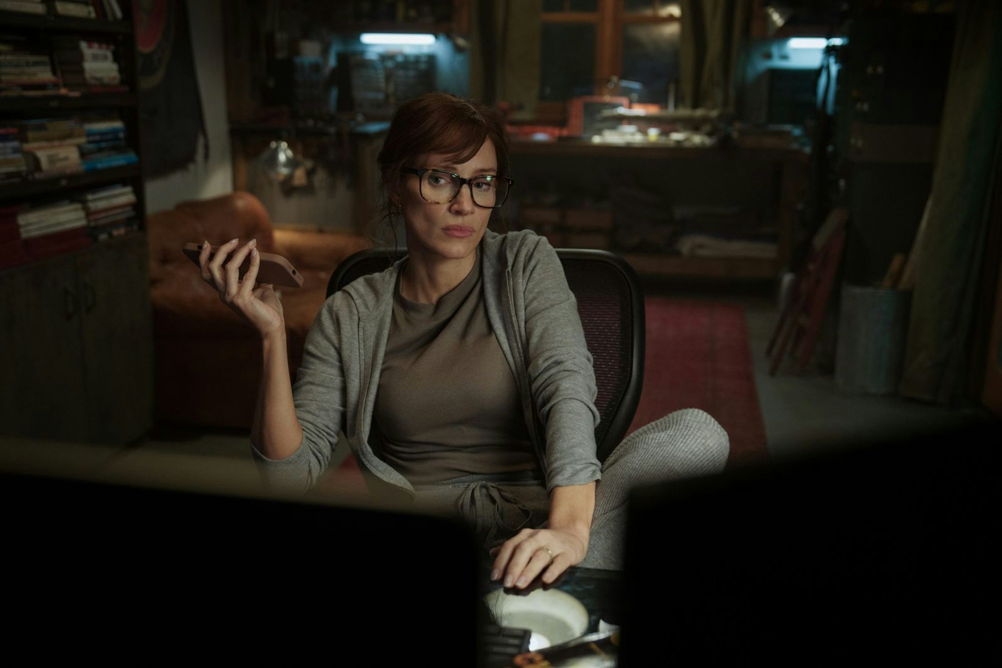Jodi (Jessica Chastain) ist brillant darin, eine andere Online-Persönlichkeit anzunehmen, um mit rechten „Bros“ im Internet zu chatten. (Bild: Apple TV+)