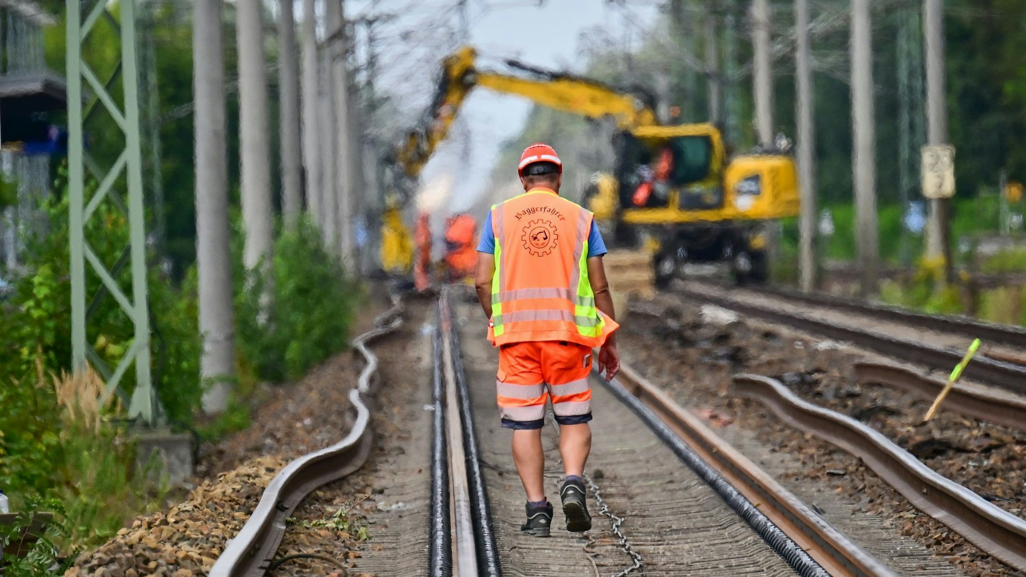 Ein Bauarbeiter auf einer Baustelle der Deutschen Bahn.