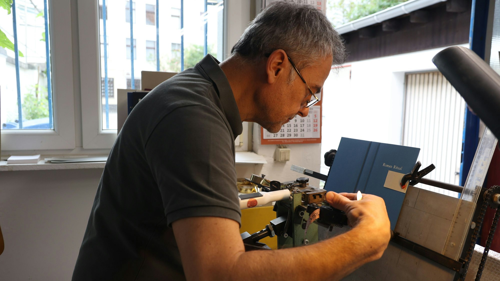 Ein Mann arbeitet an einem Buchdeckel