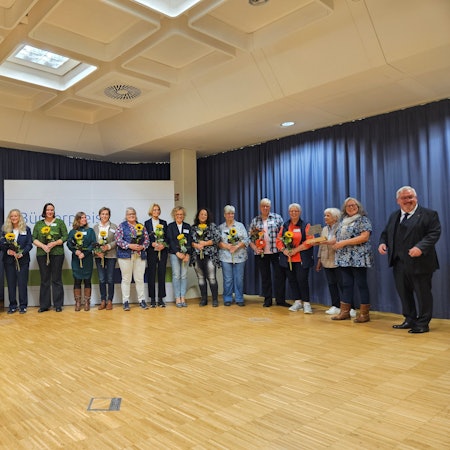 Das Gruppenfoto zeigt Vertreter der Hospizgruppe, der Gemeinde Marienheide und Regierungspräsident Thomas Wilk.