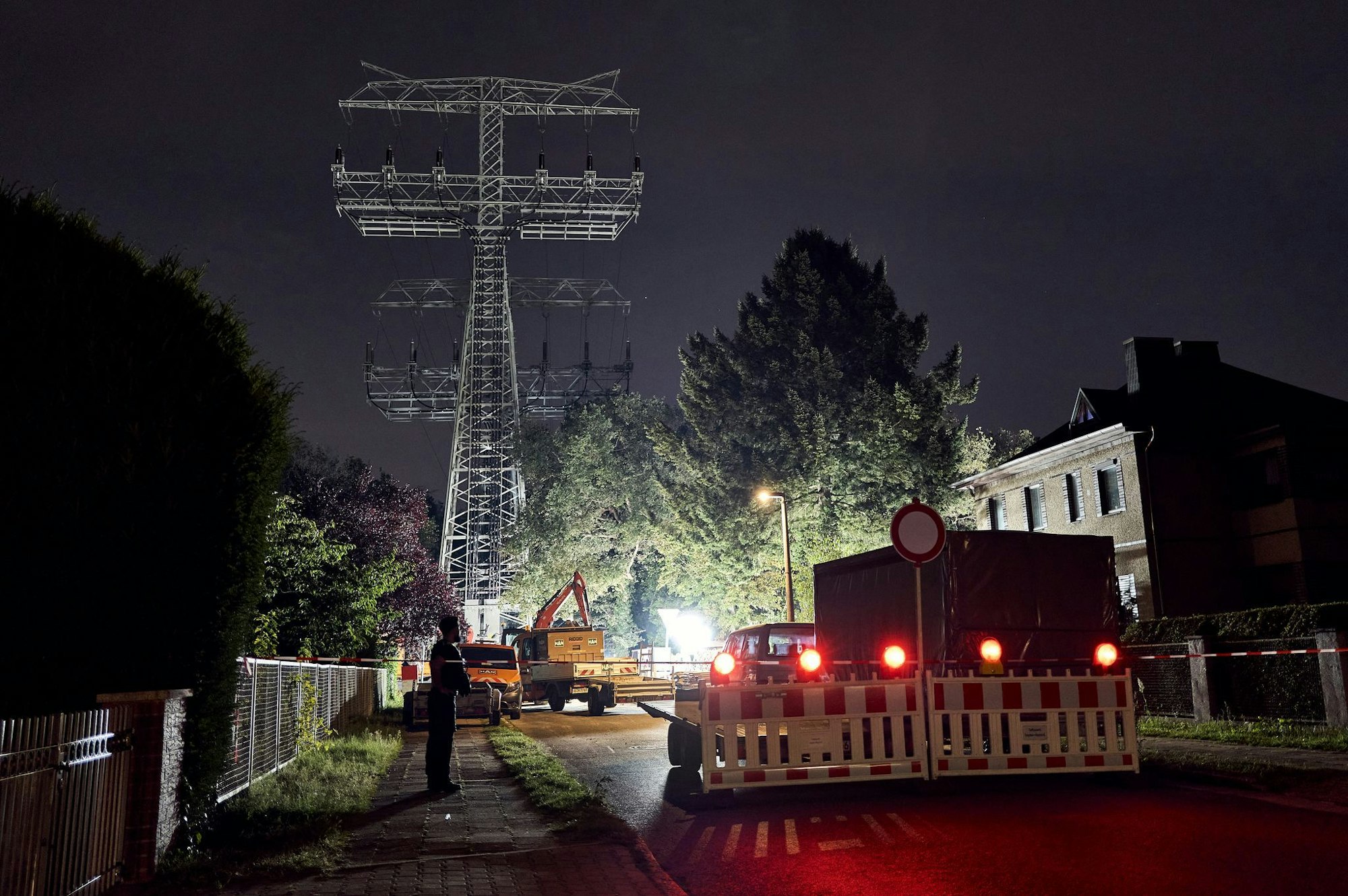 Reparaturarbeiten in Berlin an einem beschädigten Strommast. (Archivbild)