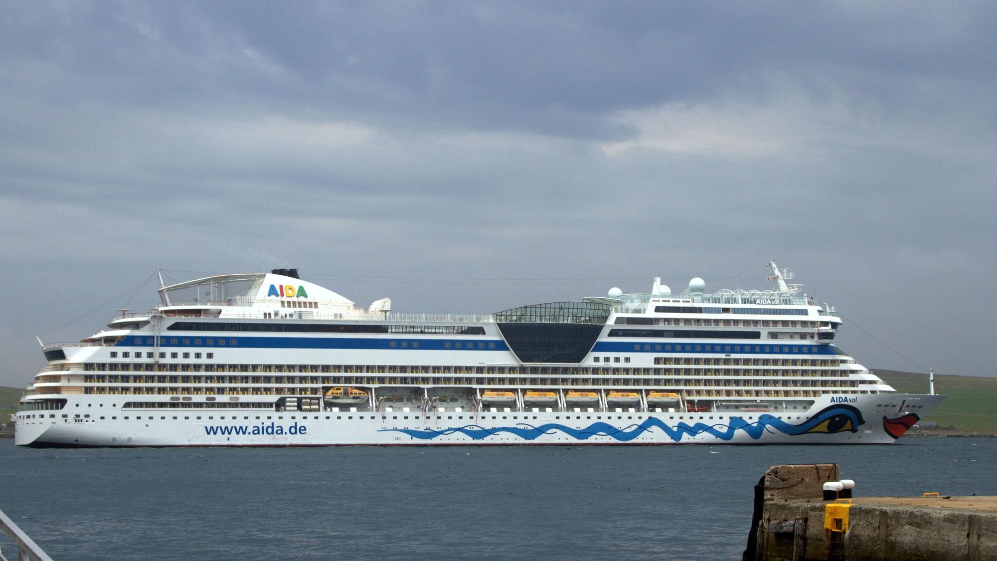 Das weiß-blau lackierte Kreuzfahrtschiff mit Auge und rotem Mund ist vor Anker gegangen.
