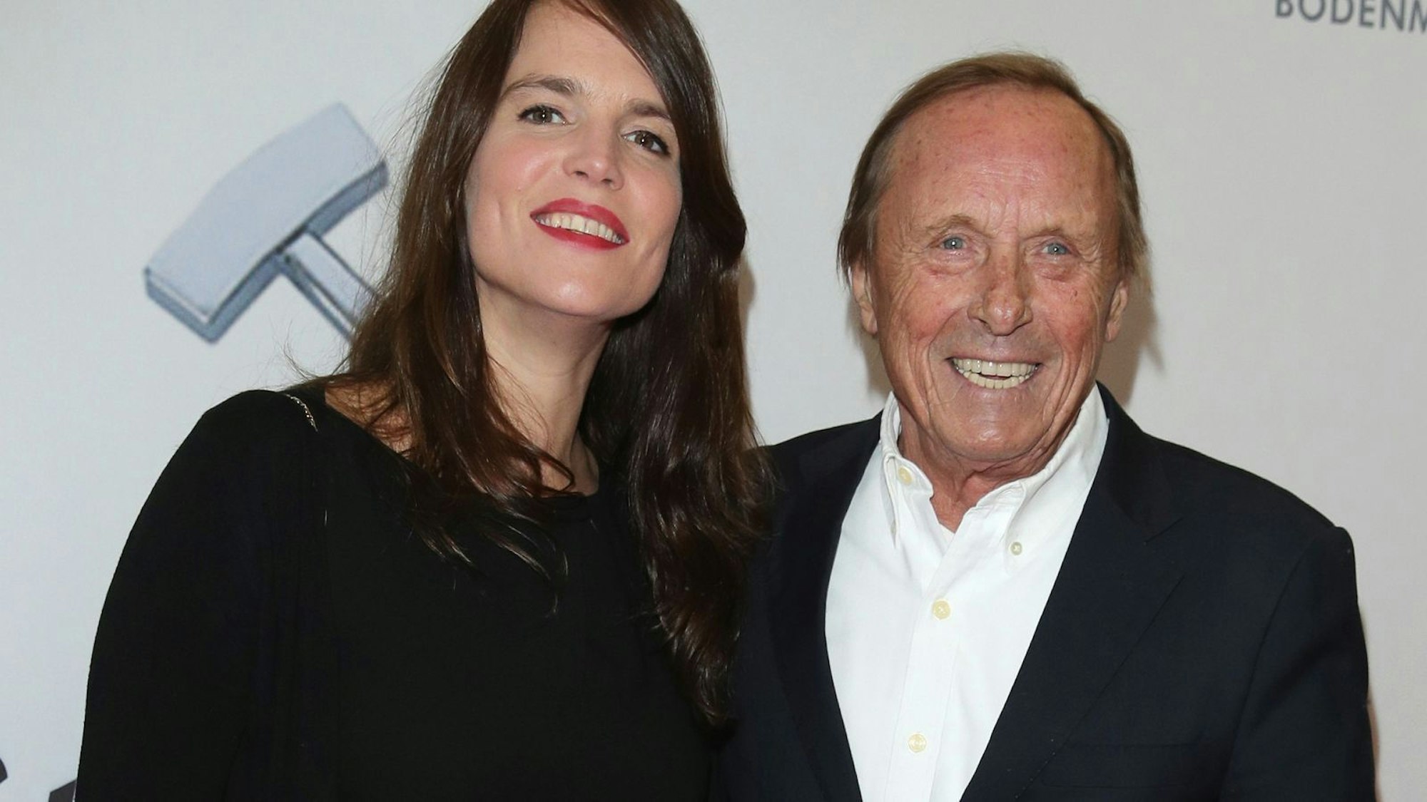 Als Zwölfjährige schrieb Sarah Würgler ihrem Lieblingsschauspieler Fanbriefe. Inzwischen ist sie die Ehefrau von Claus Theo Gärtner, dem der Altersunterschied von stolzen 35 Jahren anfangs schon zu schaffen machte, wie „Matula“ im Interview mit „Der Westen“ einräumte. Immerhin ist sein Schwiegervater zehn Jahre jünger als er! „Aber wo die Liebe hinfällt, ich konnte da nichts machen.“ (Bild: Andreas Rentz/Getty Images)
