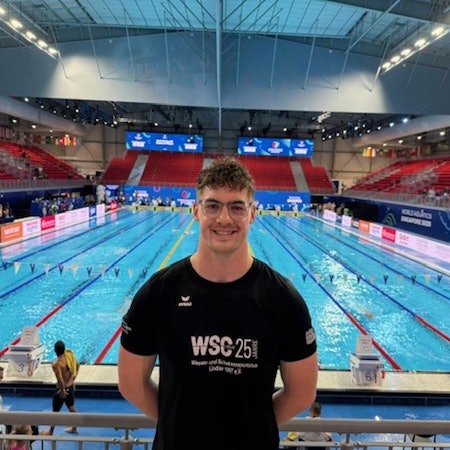 Julius Schnepper mit dem Schwimmbad im Hintergrund.