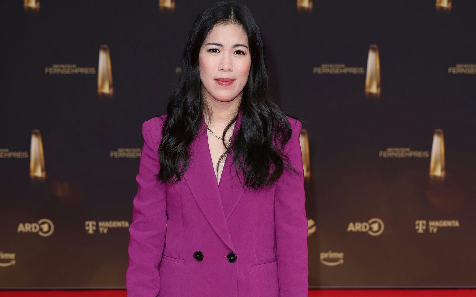„Es kann schon mal vorkommen, dass ich mich etwas überschätze - weil ich Chemikerin bin - und denke: 'Ich mach' einfach mal ohne Rezept, wie schwer kann es schon sein?“, gesteht Dr. Mai Thi Nguyen-Kim im Interview.“Und dann geht es voll in die Hose.“ (Bild: 2024 Getty Images/Andreas Rentz)