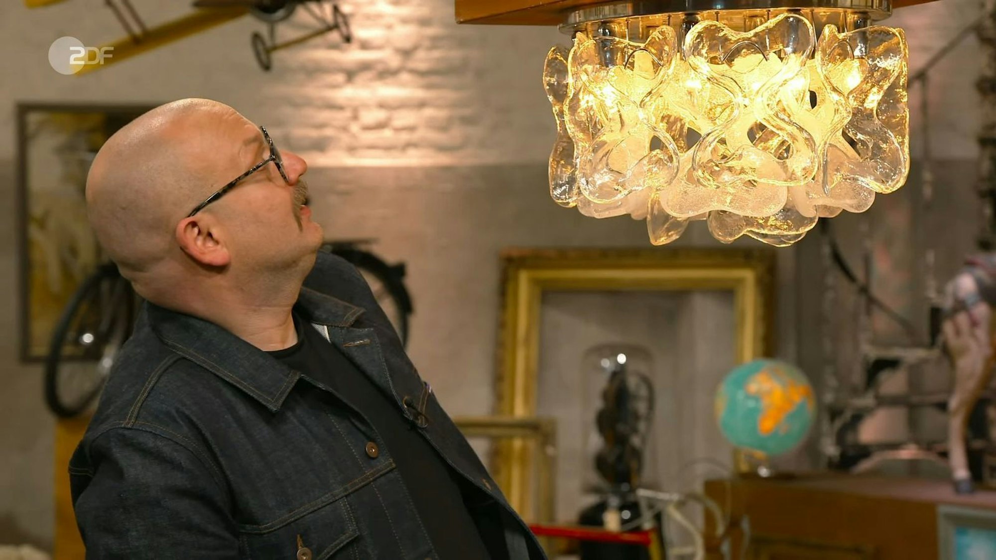 Sven Deutschmanek sah in der Leuchte „Catena“ von Kalmar aus den 1960er-Jahren einen Wert von 700 bis 900 Euro. Fabian Kahl kaufte die Leuchte für 500 Euro.
(Bild: ZDF)