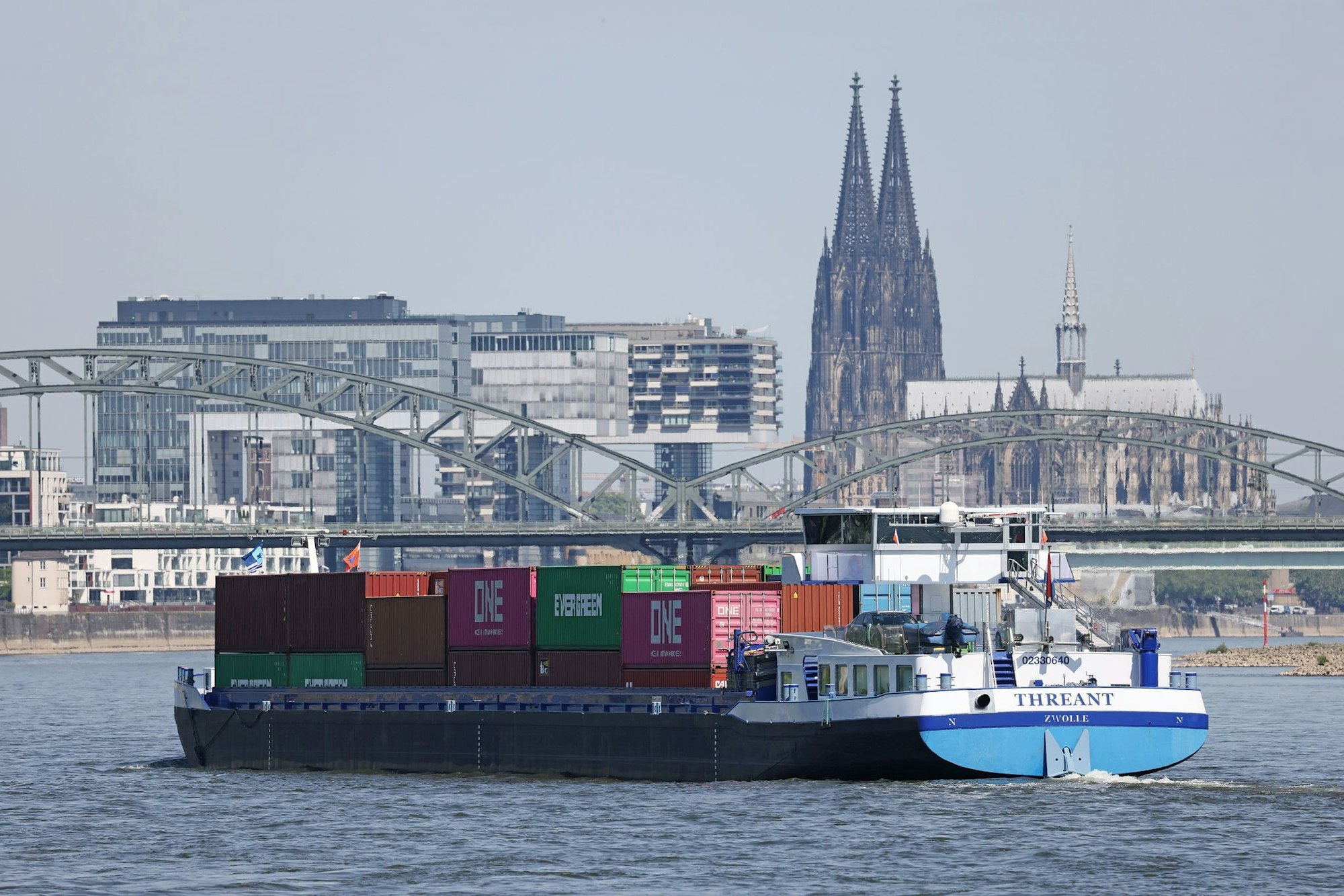 Ein beladenes Containerschiff am Rhein, im Hintergrund der Kölner Dom. Alles in allem haben die Binnenschiffe zuletzt weniger transportiert als zuvor.