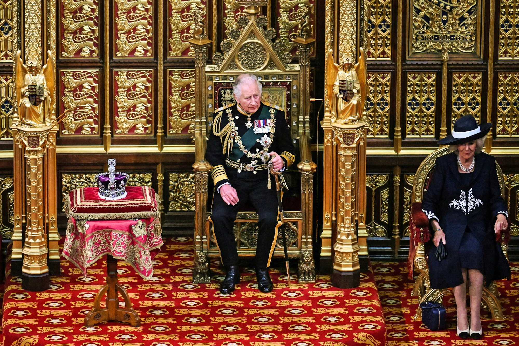 Das Bild zeigt König Charles III. (Mitte) und seine Ehefrau Titularkönig Camilla (links) bei einer Zeromonie.