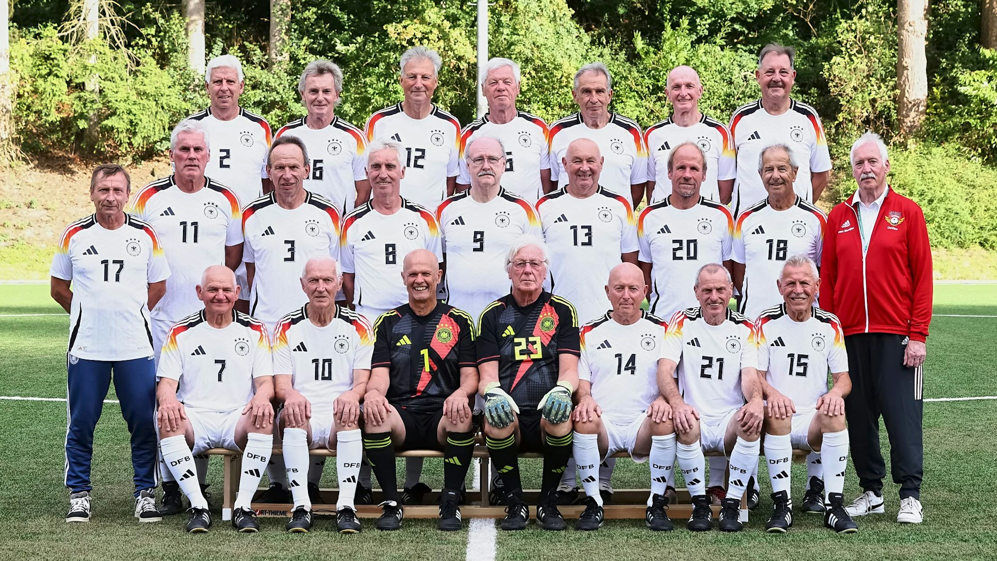 Das offizielle Mannschaftsfoto der Ü70-Fußball-Nationalmannschaft.