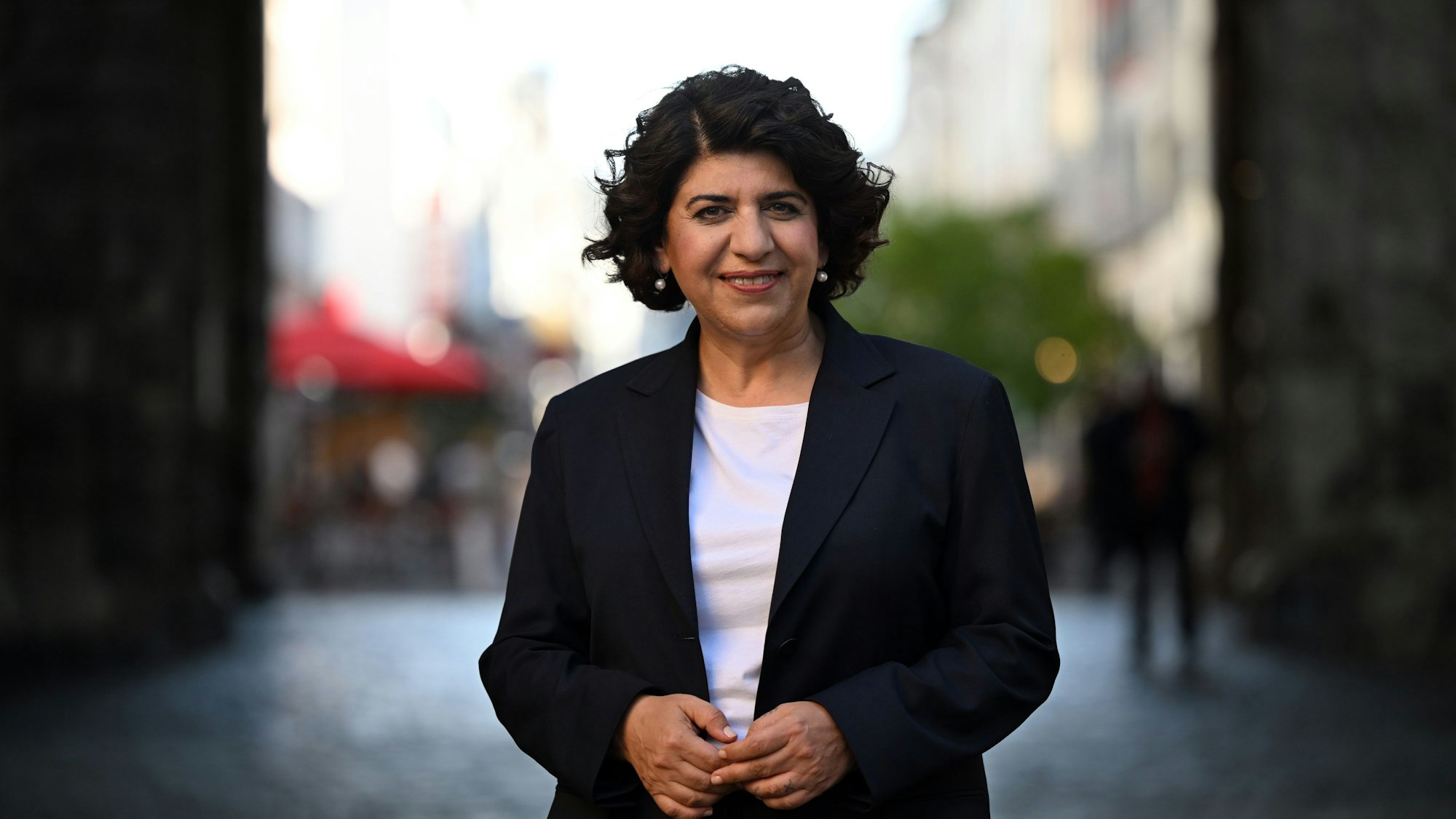 Berivan Aymaz (Bündnis 90/Die Grünen), Kandidatin ihrer Partei zur Oberbürgermeisterin von Köln, steht an der Eigelsteintorburg.