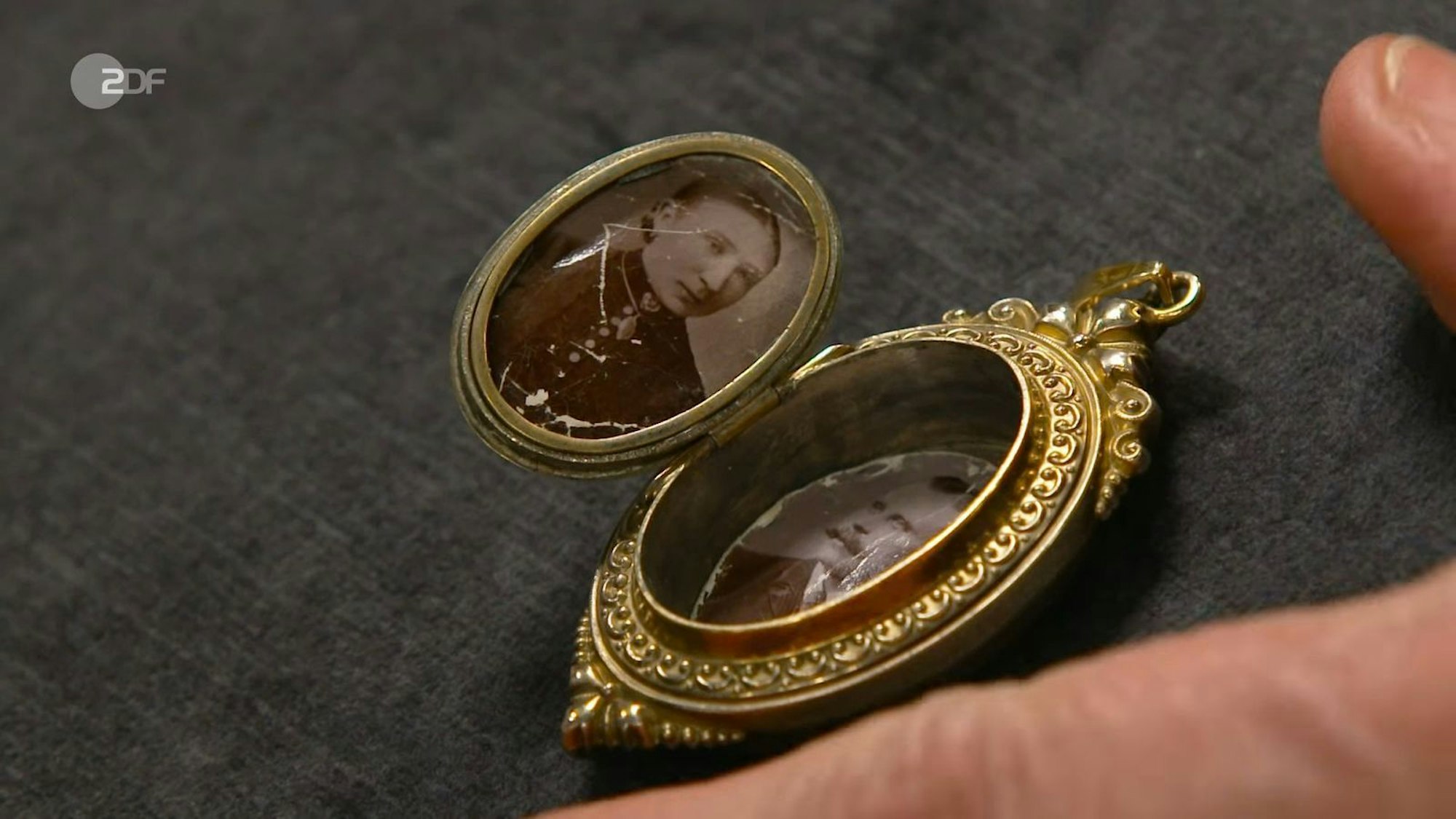 Das Medaillon aus den 1880er-Jahren bewertete die Expertin mit 50 bis 100 Euro, weil es nur aus vergoldetem Messing bestand. Elke Velten gab sogar 140 Euro aus.
(Bild: ZDF)