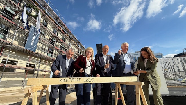 Das Bild zeigt NRW-Innenminster Herbert Reul, Bürgermeisterin Susanne Stupp, Polizeichef Frank Rock und Anton Mertens, Vorstandsvorsitzender der Osmab Holding AG, und Aldijana Kolic (Geschäftsführende Gesellschafterin der GOLDOCT Real Estate GmbH).