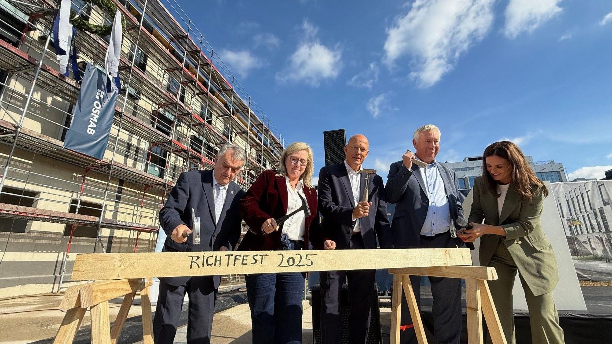 Das Bild zeigt NRW-Innenminster Herbert Reul, Bürgermeisterin Susanne Stupp, Polizeichef Frank Rock und Anton Mertens, Vorstandsvorsitzender der Osmab Holding AG, und Aldijana Kolic (Geschäftsführende Gesellschafterin der GOLDOCT Real Estate GmbH).