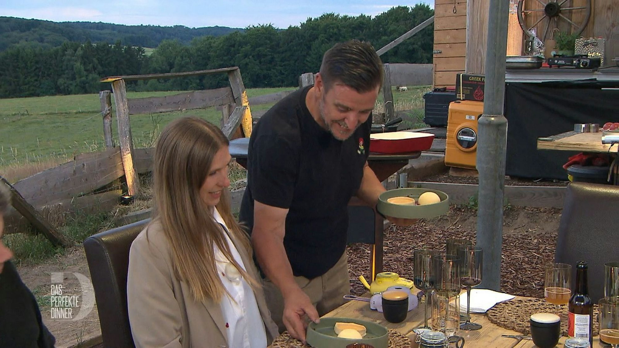 Chrissi freut sich sowohl über das süße Dessert als auch über die Käseplatte.
(Bild: RTL)