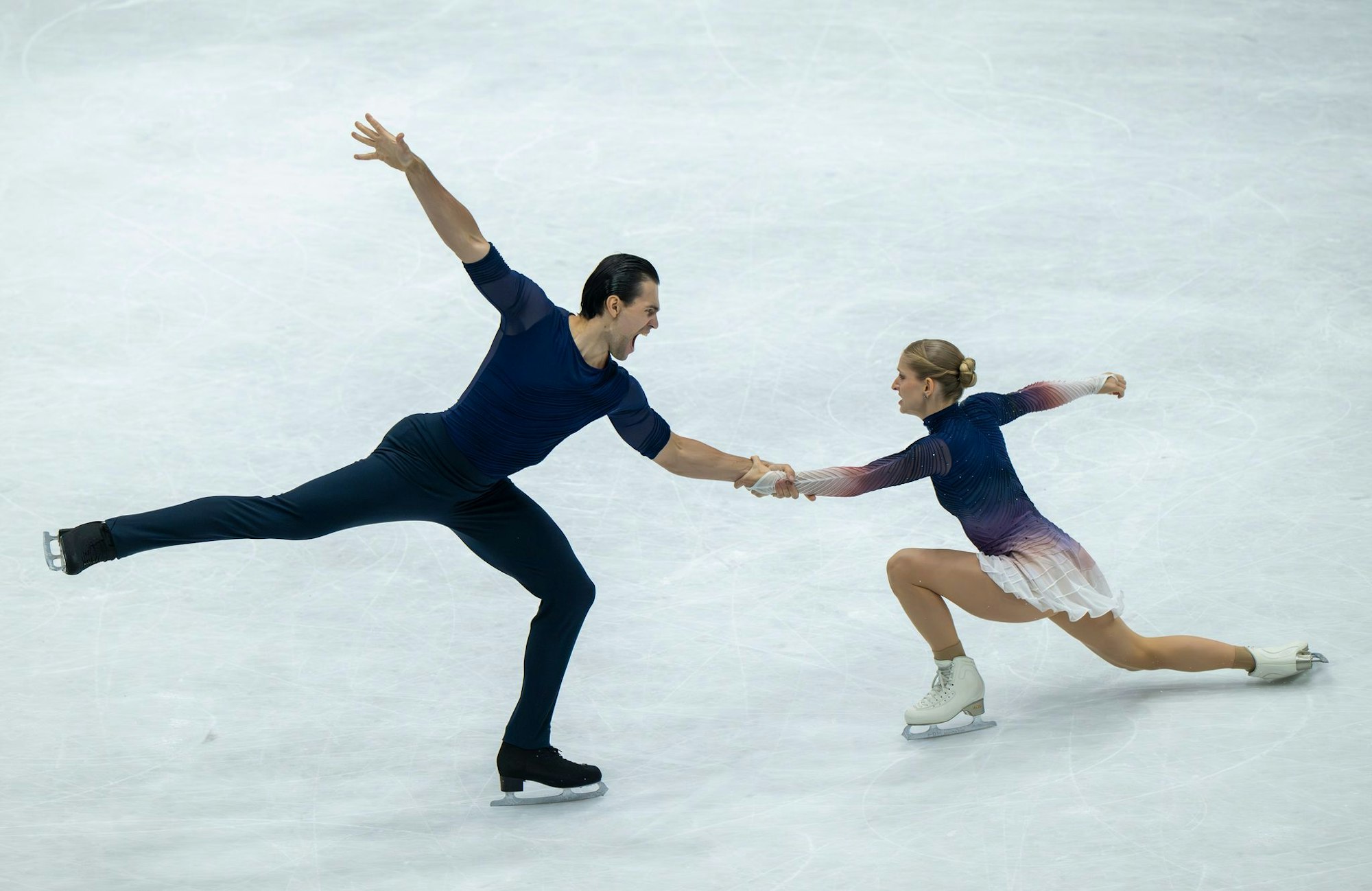Minerva Hase (r) und Nikita Volodin feierten einen Traum-Einstand in die Olympia-Saison.