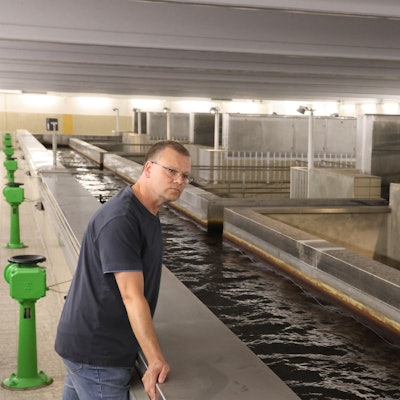 Wasserwerksmeister Mathias Pack zeigt den Filtereinlauf.