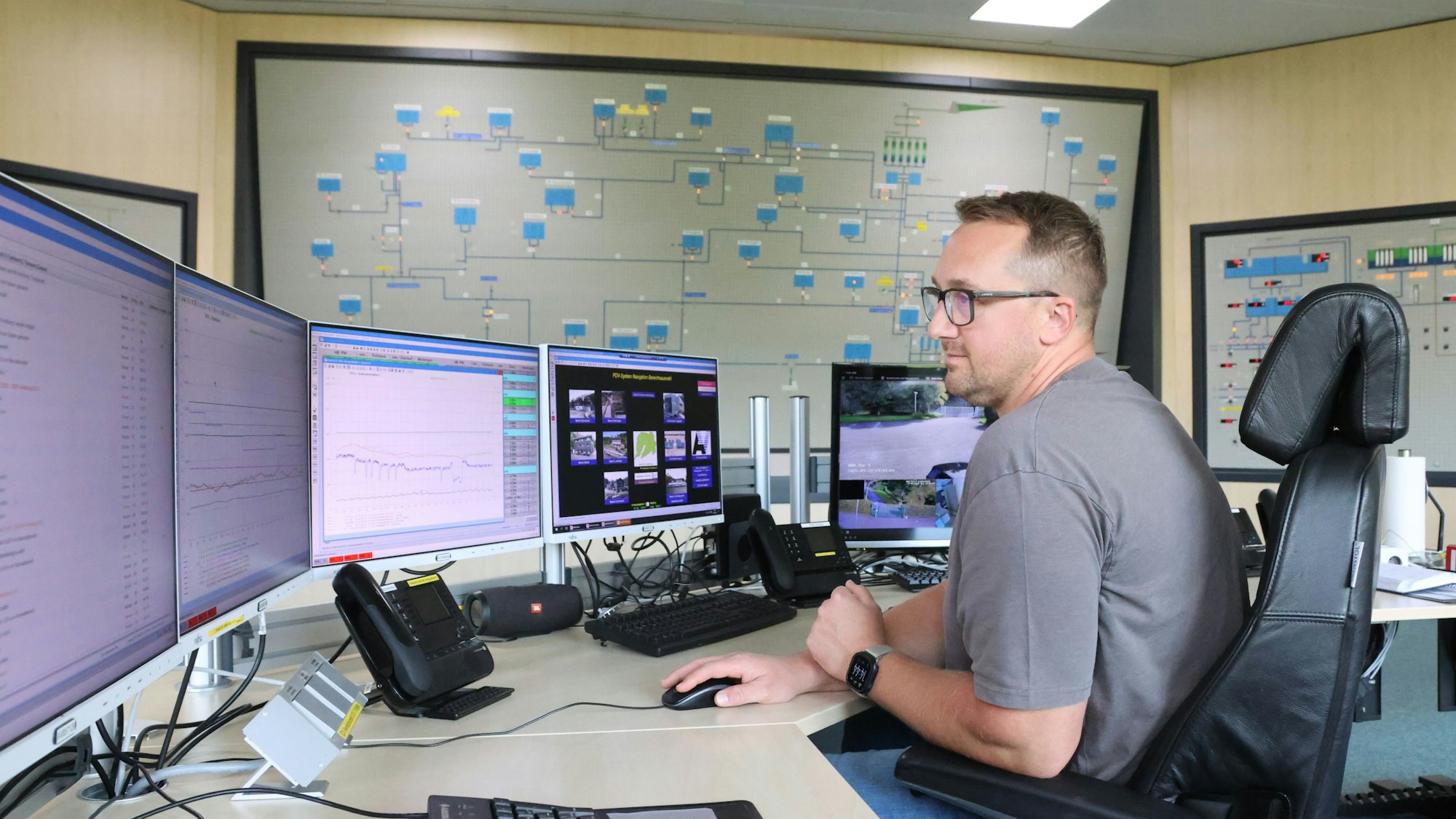 Abwassermeister Marco Burbach sitzt in der Leitstelle.