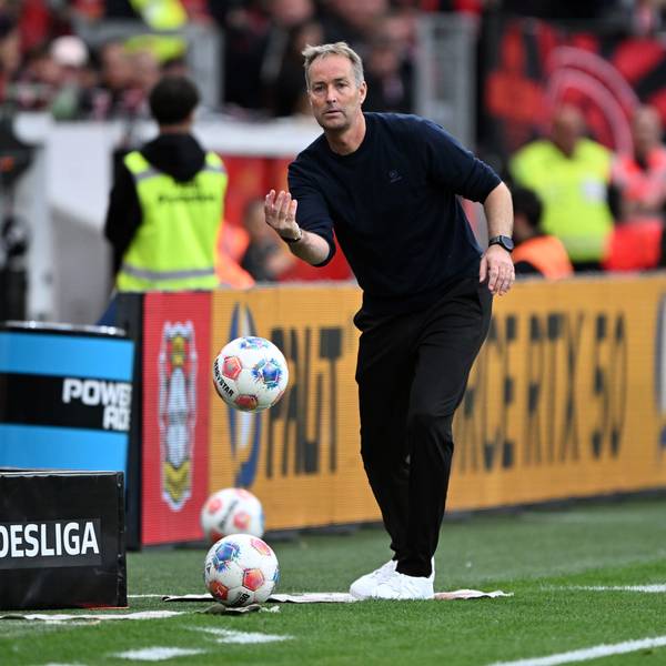ARCHIV - 21.09.2025, Nordrhein-Westfalen, Leverkusen: Fußball: Bundesliga, Bayer Leverkusen - Borussia Mönchengladbach, 4. Spieltag, BayArena, Trainer Kasper Hjulmand (Bayer Leverkusen) wirft einen Ball. (zu dpa: ««Es ist ein Prozess» – Hjulmand sieht Bayer weiter im Aufbau») Foto: Federico Gambarini/dpa +++ dpa-Bildfunk +++