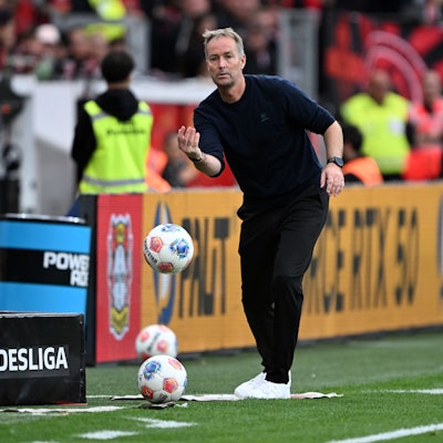 ARCHIV - 21.09.2025, Nordrhein-Westfalen, Leverkusen: Fußball: Bundesliga, Bayer Leverkusen - Borussia Mönchengladbach, 4. Spieltag, BayArena, Trainer Kasper Hjulmand (Bayer Leverkusen) wirft einen Ball. (zu dpa: ««Es ist ein Prozess» – Hjulmand sieht Bayer weiter im Aufbau») Foto: Federico Gambarini/dpa +++ dpa-Bildfunk +++