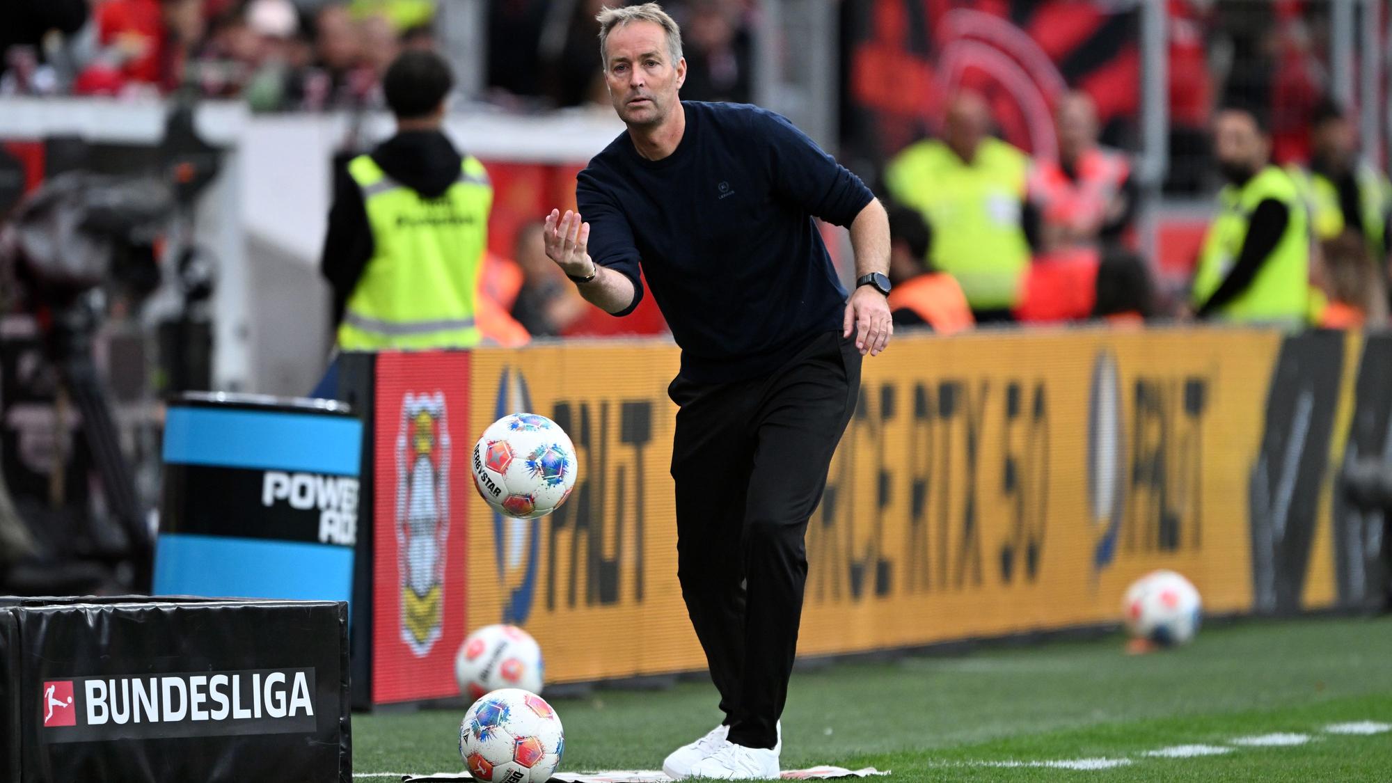 ARCHIV - 21.09.2025, Nordrhein-Westfalen, Leverkusen: Fußball: Bundesliga, Bayer Leverkusen - Borussia Mönchengladbach, 4. Spieltag, BayArena, Trainer Kasper Hjulmand (Bayer Leverkusen) wirft einen Ball. (zu dpa: ««Es ist ein Prozess» – Hjulmand sieht Bayer weiter im Aufbau») Foto: Federico Gambarini/dpa +++ dpa-Bildfunk +++