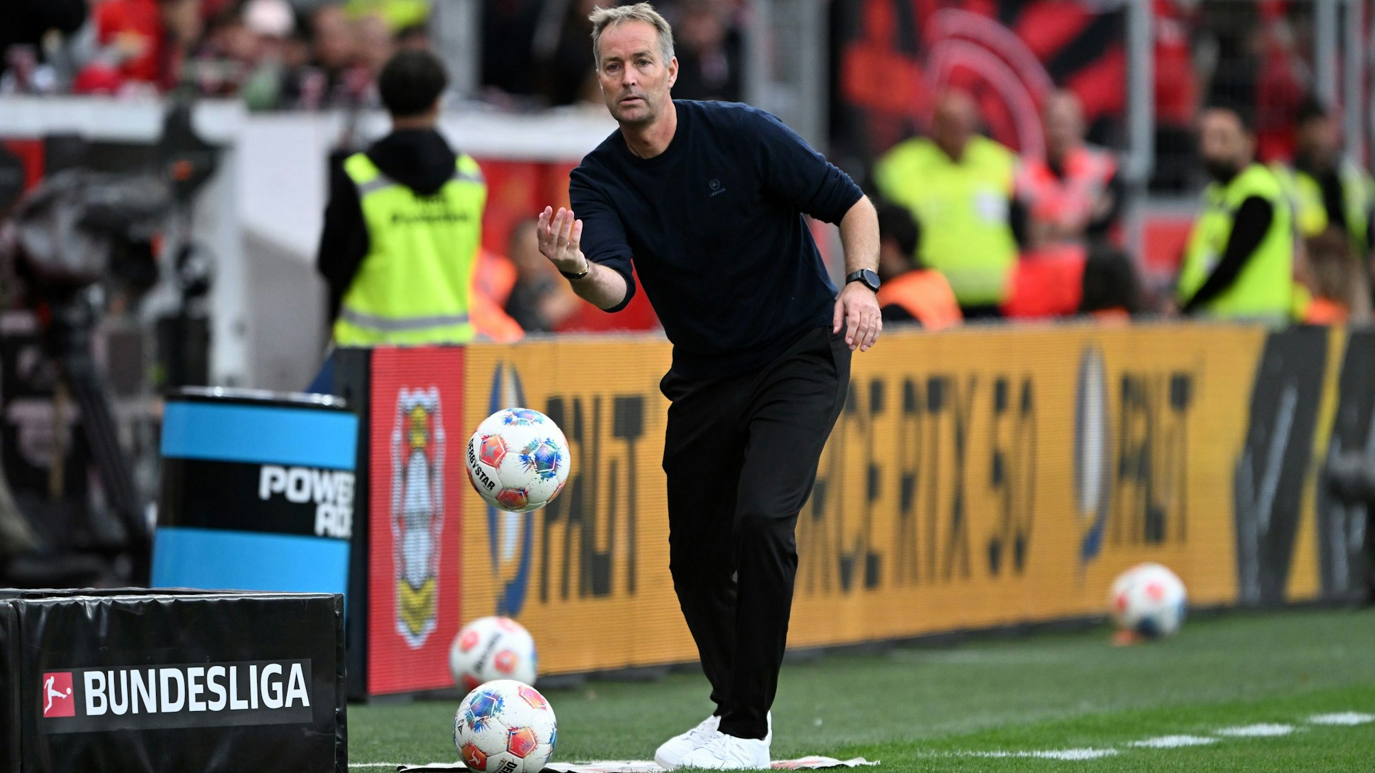 ARCHIV - 21.09.2025, Nordrhein-Westfalen, Leverkusen: Fußball: Bundesliga, Bayer Leverkusen - Borussia Mönchengladbach, 4. Spieltag, BayArena, Trainer Kasper Hjulmand (Bayer Leverkusen) wirft einen Ball. (zu dpa: ««Es ist ein Prozess» – Hjulmand sieht Bayer weiter im Aufbau») Foto: Federico Gambarini/dpa +++ dpa-Bildfunk +++