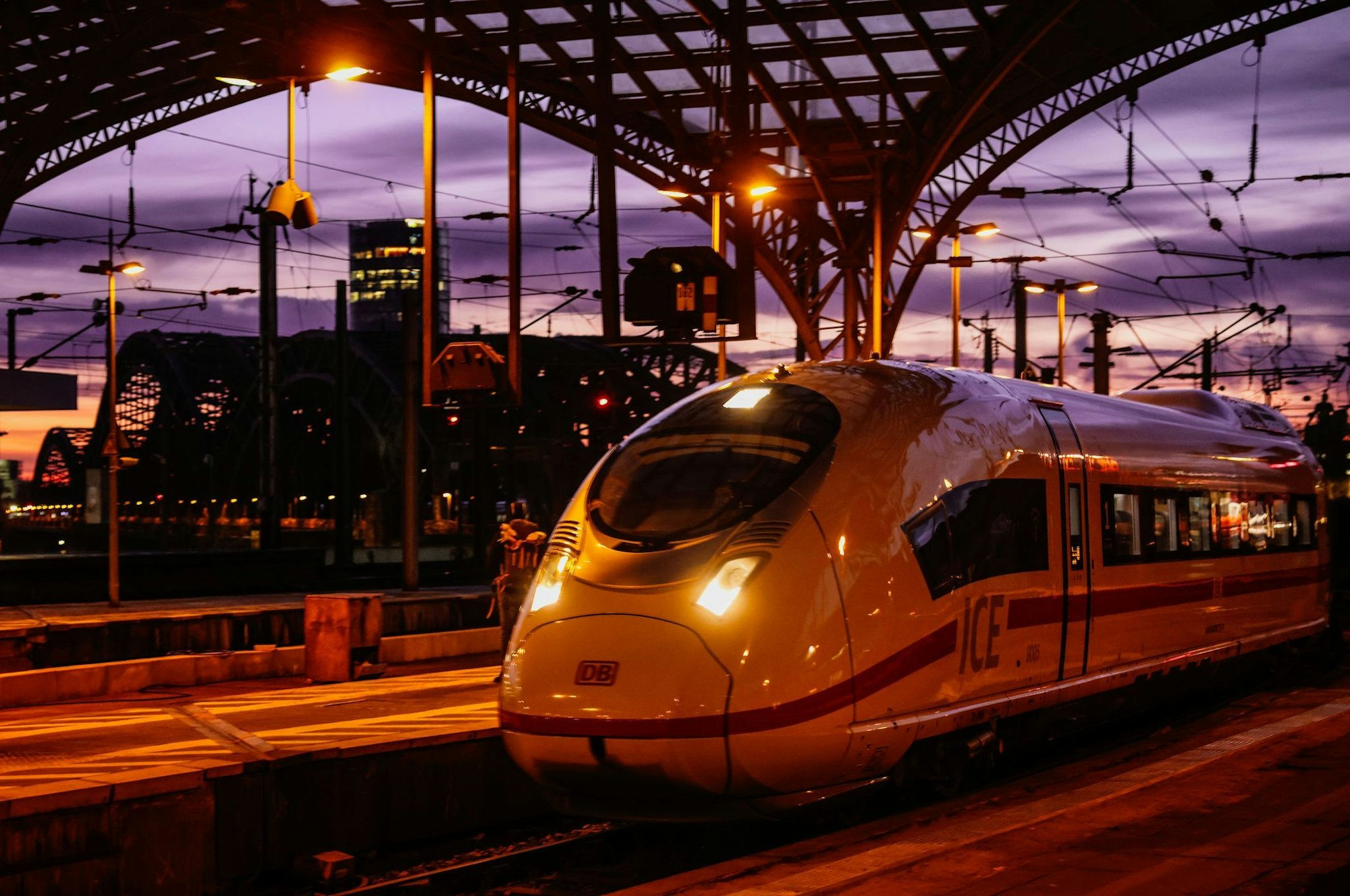 Vor allem in den Abendstunden will die Bahn zwischen Großstädten mehr Züge einsetzen. (Archivbild)