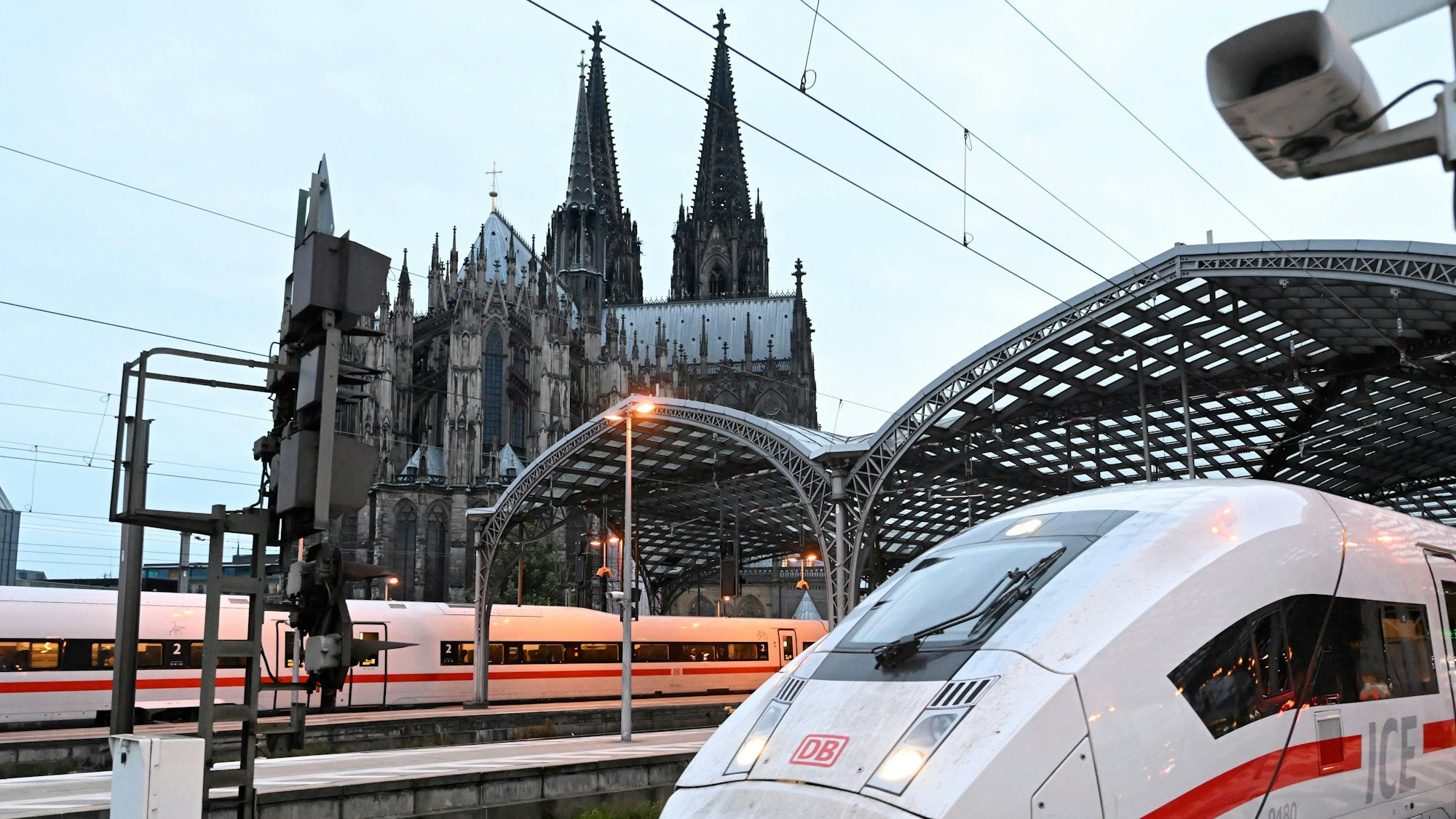 Ein ICE-Zug der Deutschen Bahn verlässt den Kölner Hauptbahnhof (Archivbild). Im November muss der Hauptbahnhof wegen Arbeiten am neuen Stellwerk gesperrt werden.
