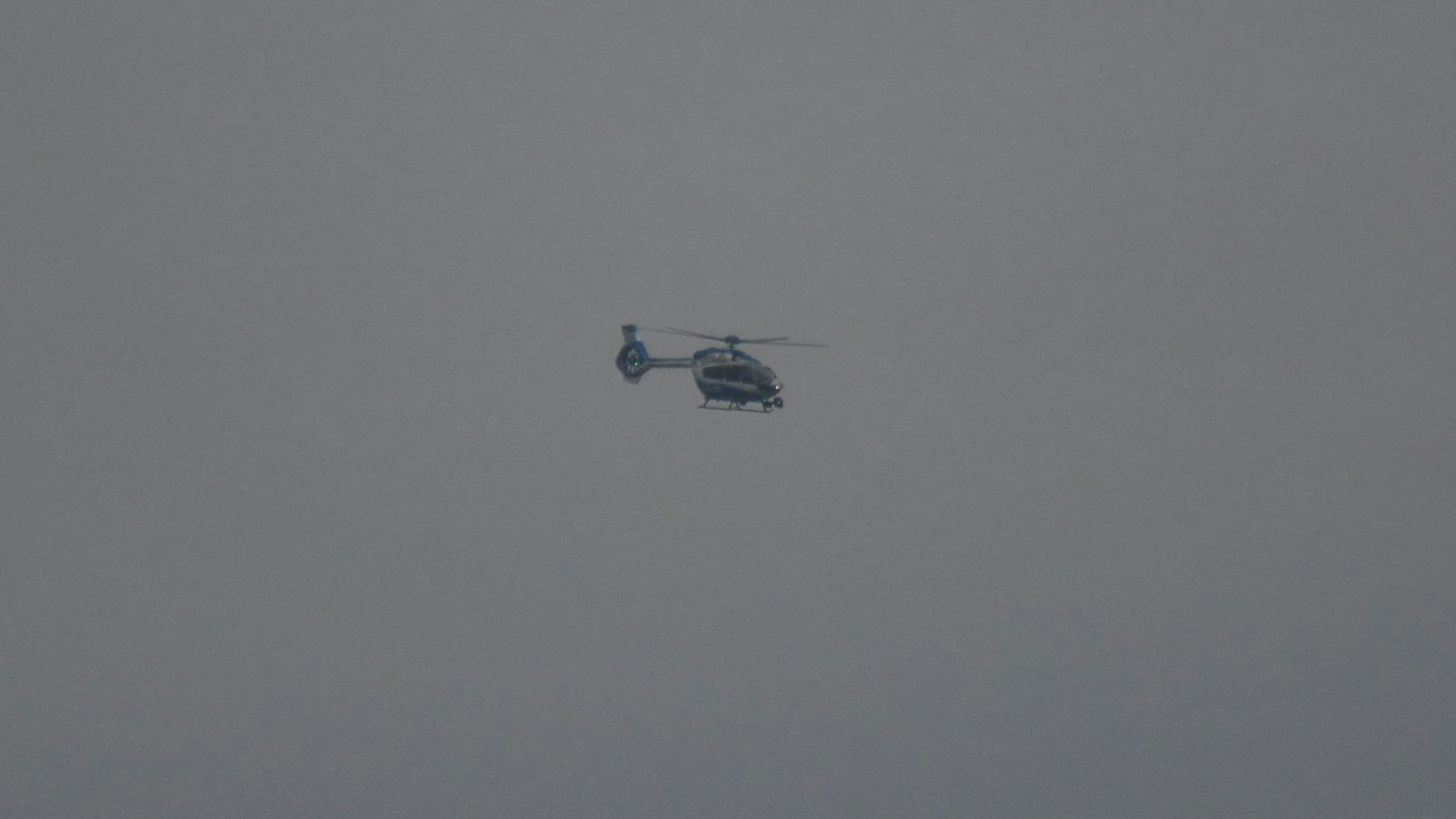 Das Bild zeigt einen Polizeihubschrauber.