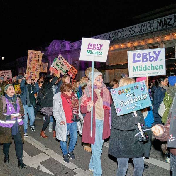 Der Protestmarsch mit mehreren Hundert Menschen macht sich auf den Weg zum Breslauerplatz.
