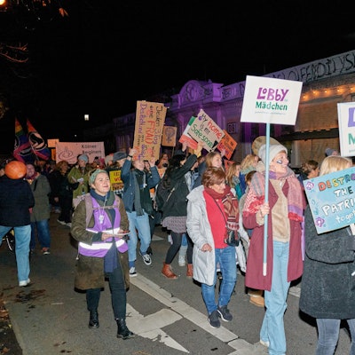 Der Protestmarsch mit mehreren Hundert Menschen macht sich auf den Weg zum Breslauerplatz.